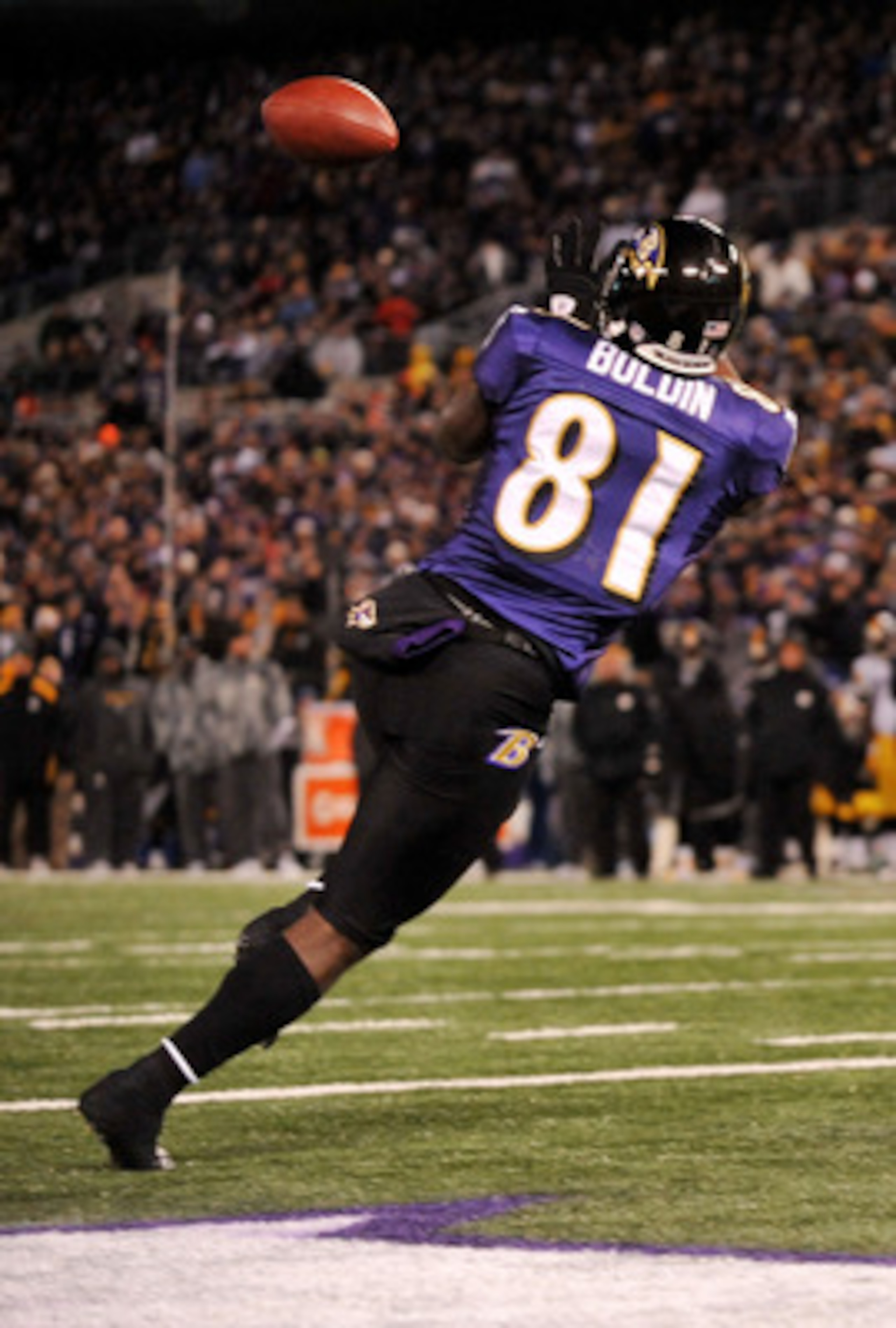 BALTIMORE, MD - DECEMBER 05:  Wide receiver Anquan Boldin #81 of the Baltimore Ravens catches a pass to score a touchdown against the Pittsburgh Steelers during the first quarter of the game at M&T Bank Stadium on December 5, 2010 in Baltimore, Maryland. 
