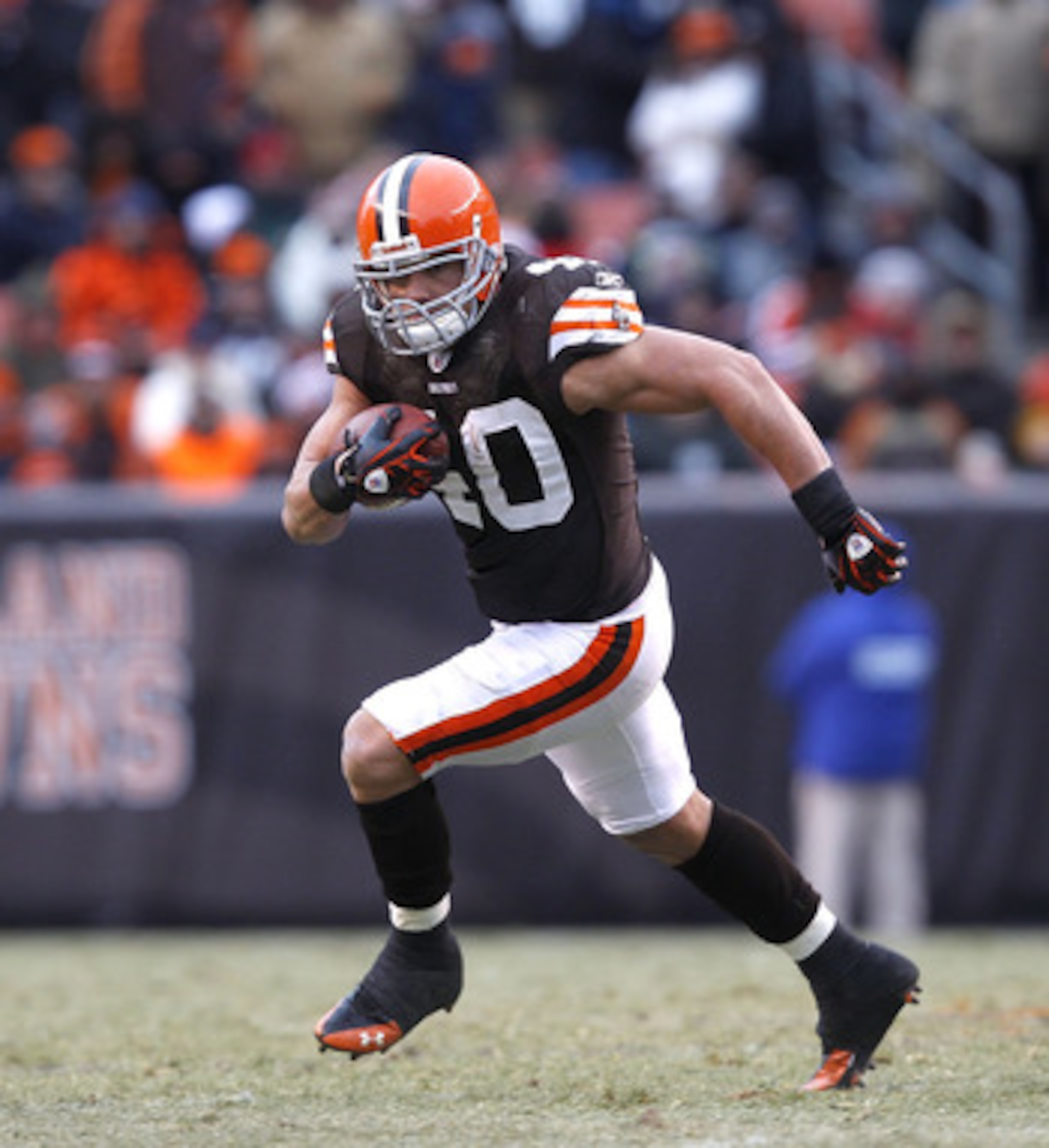 CLEVELAND - DECEMBER 26:  Tailback Peyton Hillis #40 of the Cleveland Browns runs the ball by linebacker Terrell Suggs #55 of the Baltimore Ravens at Cleveland Browns Stadium on December 26, 2010 in Cleveland, Ohio.  (Photo by Matt Sullivan/Getty Images)