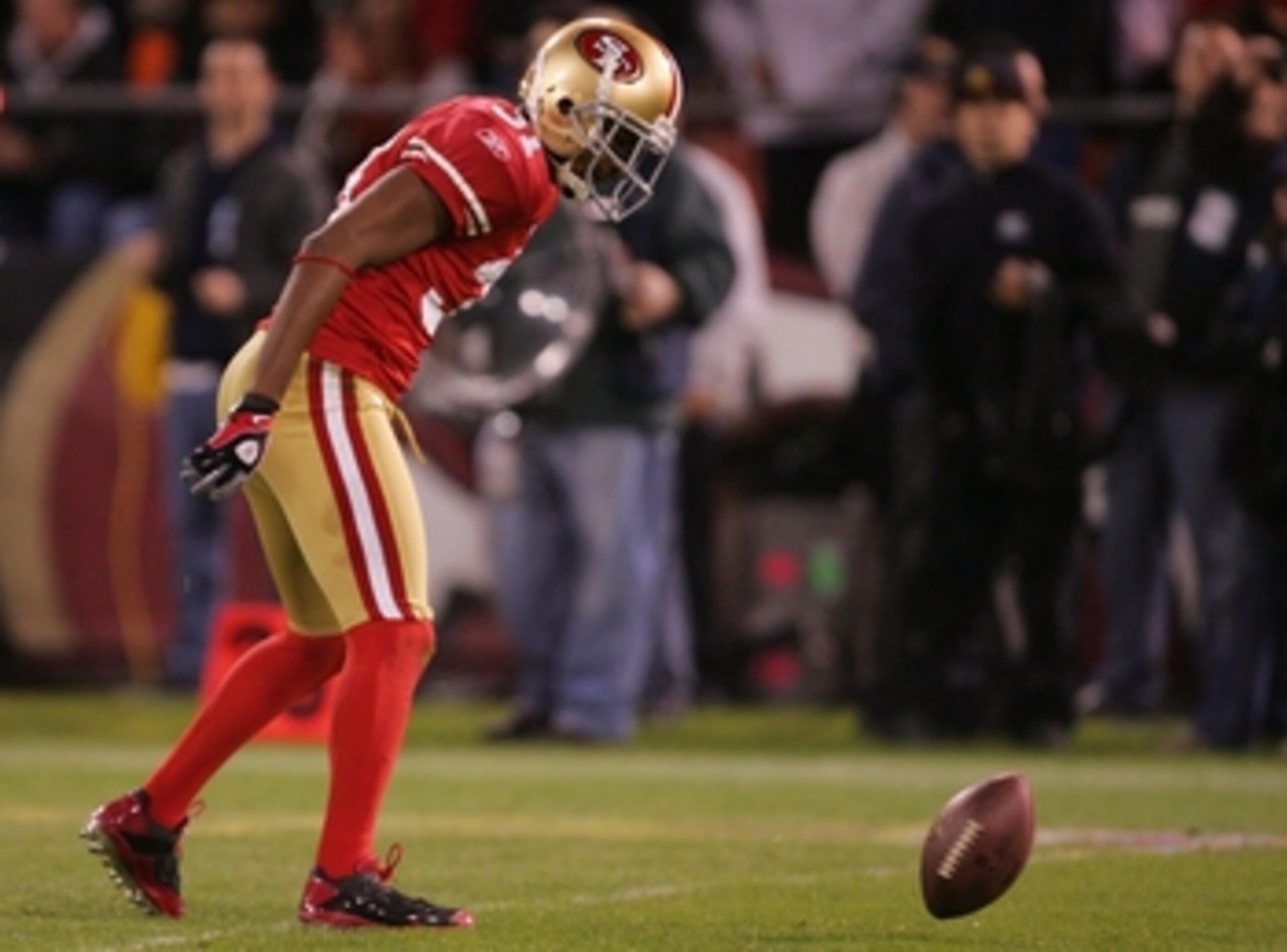 SAN FRANCISCO - DECEMBER 14:  Cornerback Dre' Bly #31 of the San Francisco 49ers spins the ball on the field after defending a pass against the Arizona Cardinals at Candlestick Park on December 14, 2009 in San Francisco, California. (Photo by Ezra Shaw/Ge
