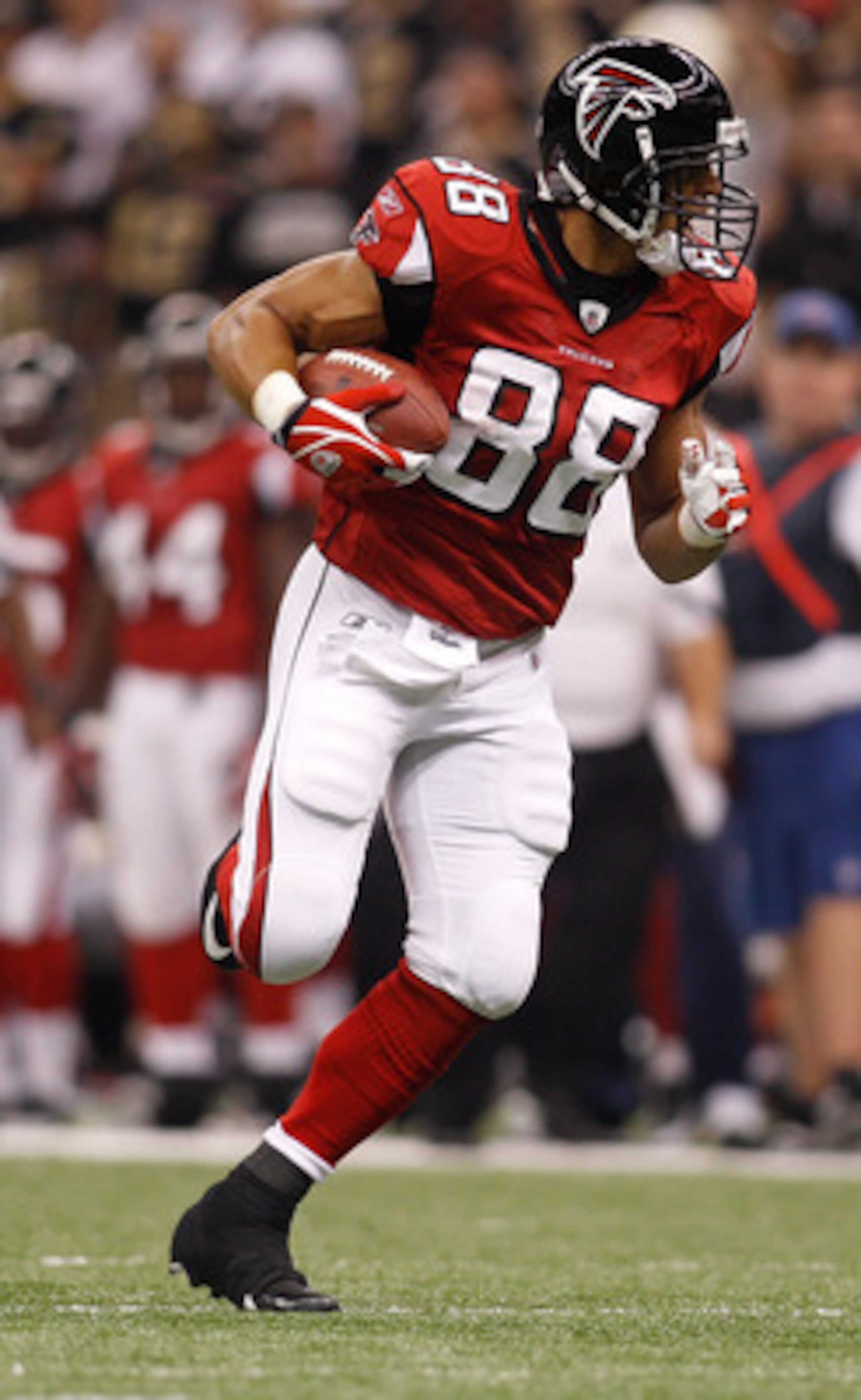 NEW ORLEANS - SEPTEMBER 26:  Tony Gonzalez #88 of the Atlanta Falcons in action against the New Orleans Saints at the Louisiana Superdome on September 26, 2010 in New Orleans, Louisiana.  The Falcons defeated the Saints 27-24.  (Photo by Chris Graythen/Ge