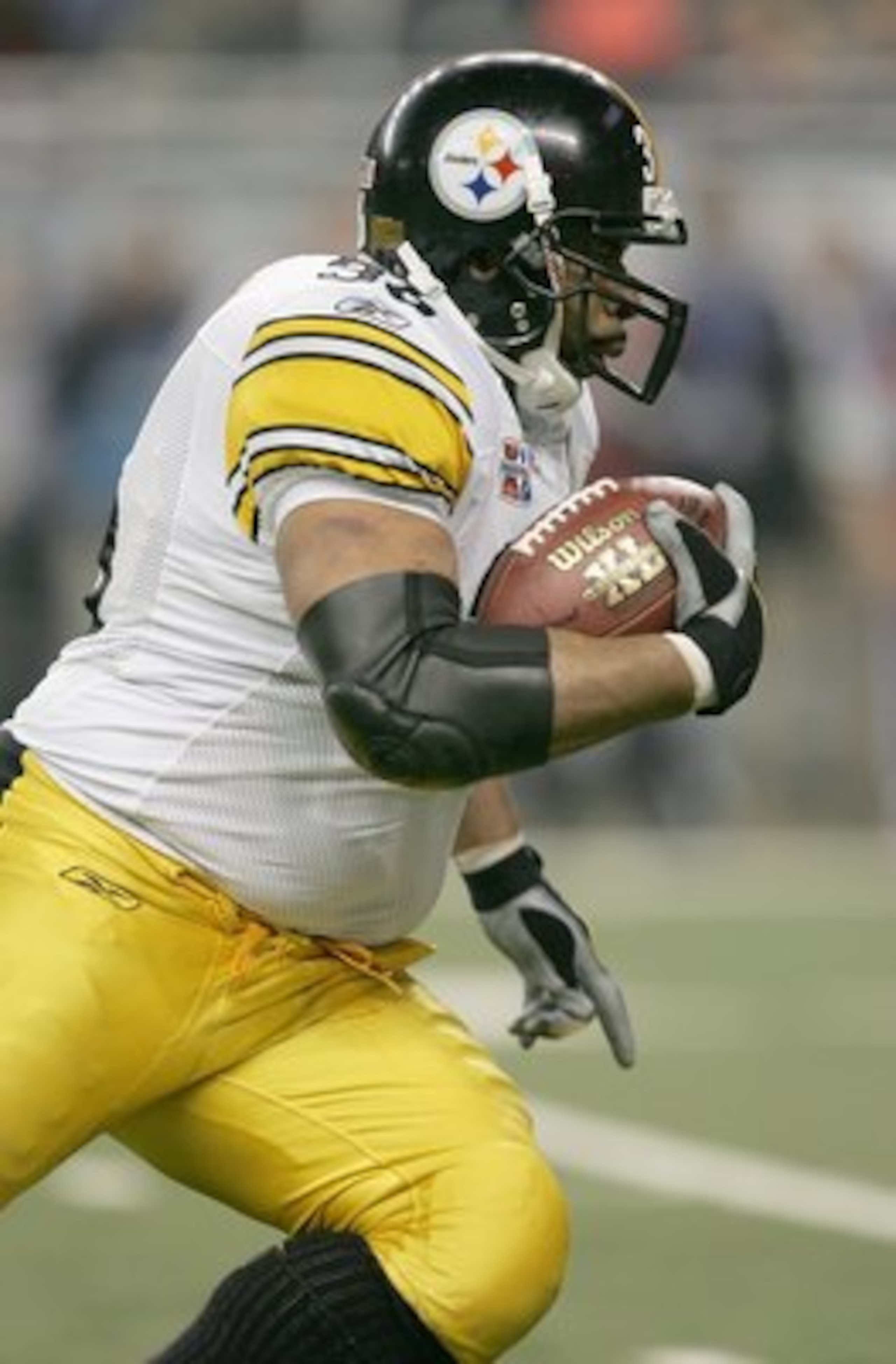 DETROIT - FEBRUARY 05:  Running back Jerome Bettis #36 of the Pittsburgh Steelers runs against the Seattle Seahawks in the second half of the Super Bowl XL at Ford Field on February 5, 2006 in Detroit, Michigan.  (Photo by Jonathan Daniel/Getty Images)
