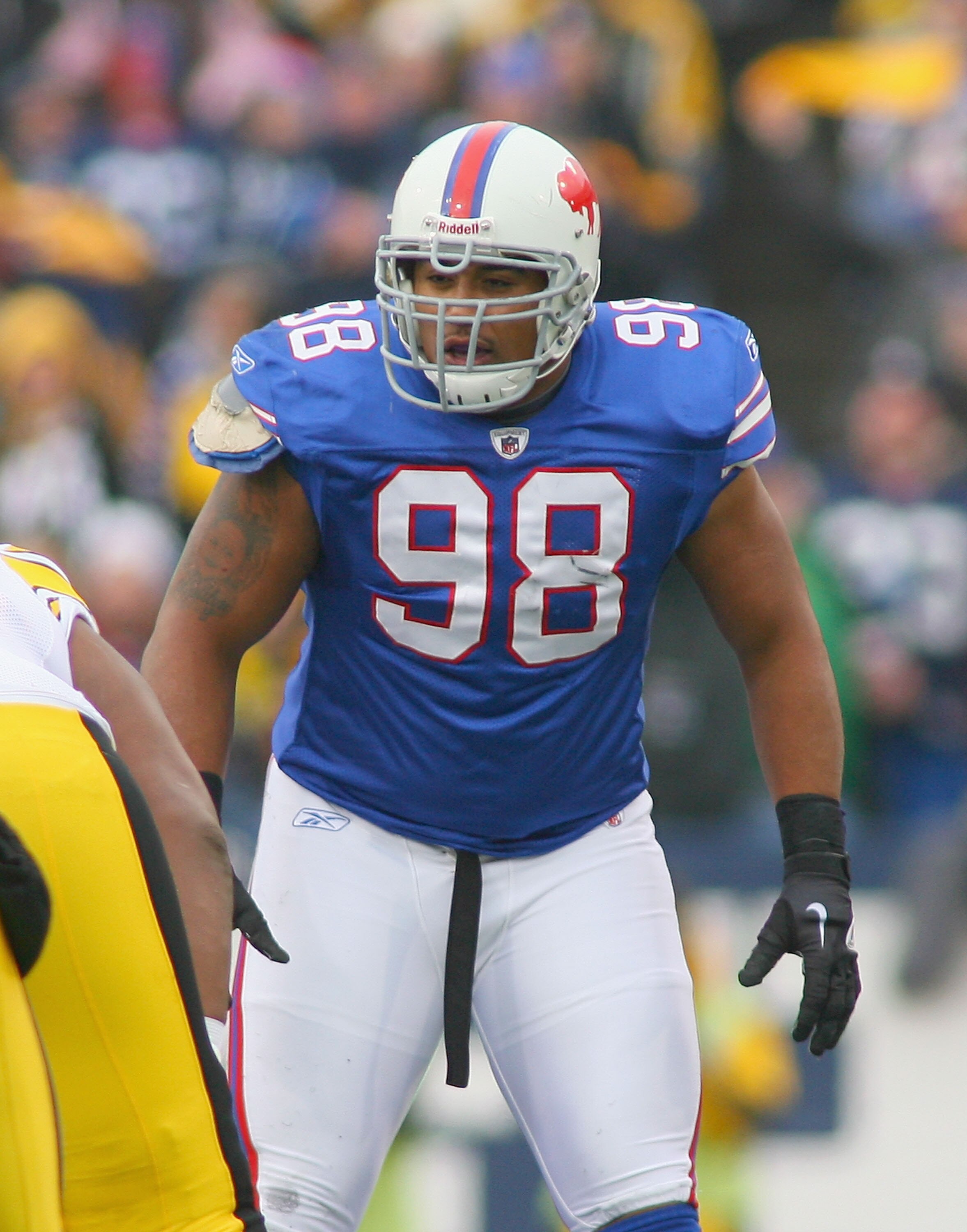 ORCHARD PARK, NY - NOVEMBER 28: Dwan Edwards #98 of the Buffalo Bills plays against the Pittsburgh Steelers at Ralph Wilson Stadium on November 28, 2010 in Orchard Park, New York. Pittsburgh won 19-16 in overtime.  (Photo by Rick Stewart/Getty Images)