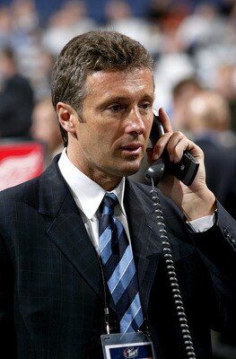 COLUMBUS, OH - JUNE 23:  General manager Doug Wilson of the San Jose Sharks talks on the telephone during the 2007 NHL Entry Draft at Nationwide Arena on June 23, 2007 in Columbus, Ohio.  (Photo by Dave Sandford/Getty Images)