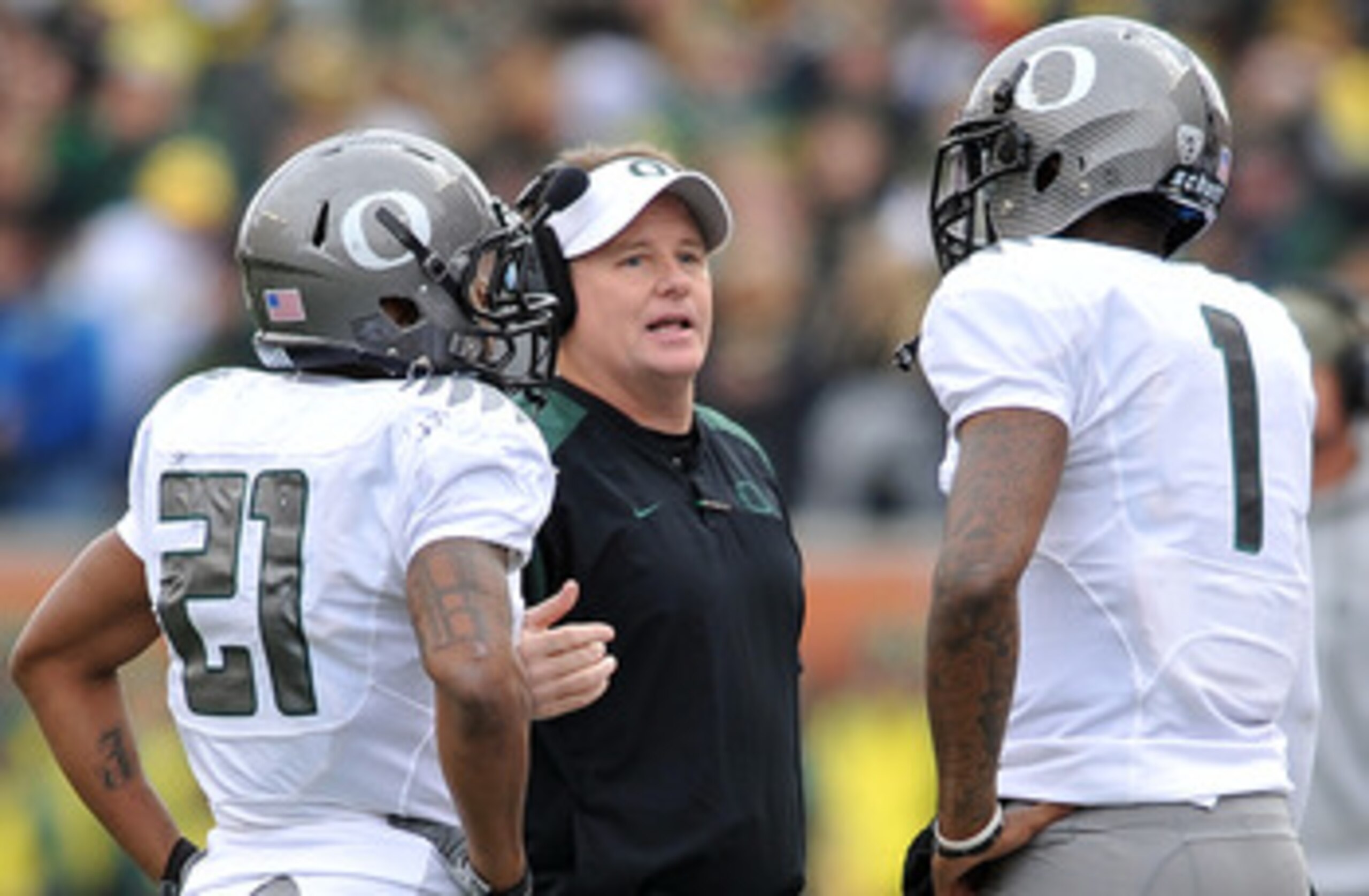 CORVALLIS, OR - DECEMBER 4: Head coach Chip Kelly speaks with quarterback Darron Thomas #1 and running back LaMichael James #21 of the Oregon Ducksin the second quarter of the game against the the Oregon State Beavers at Reser Stadium on December 4, 2010