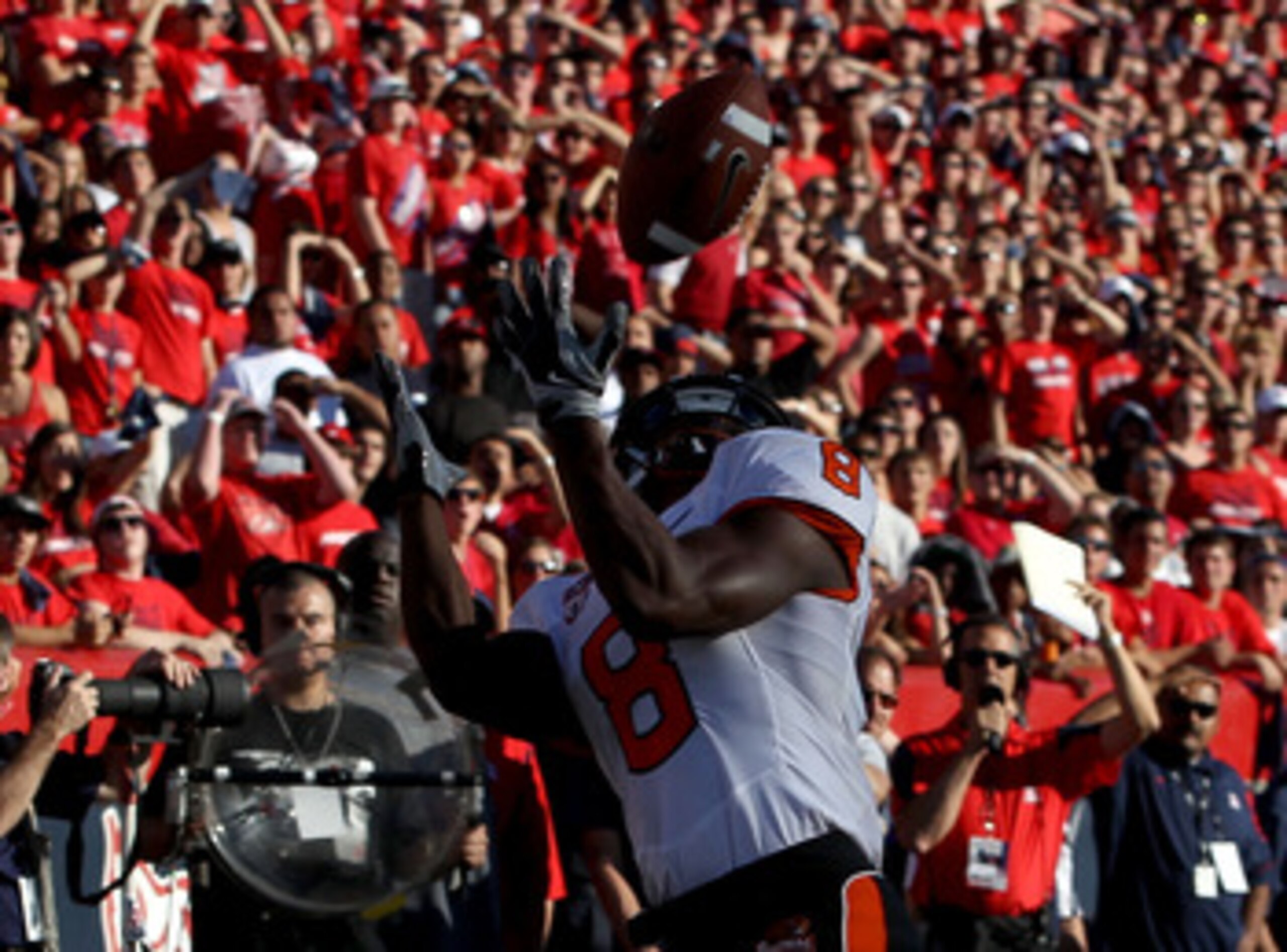 TUCSON, AZ - OCTOBER 09:  Wide receiver James Rodgers #8 of the Oregon State Beavers catches a 33 yard touchdown reception against the Arizona Wildcats during the first quarter of the college football game at Arizona Stadium on October 9, 2010 in Tucson, 