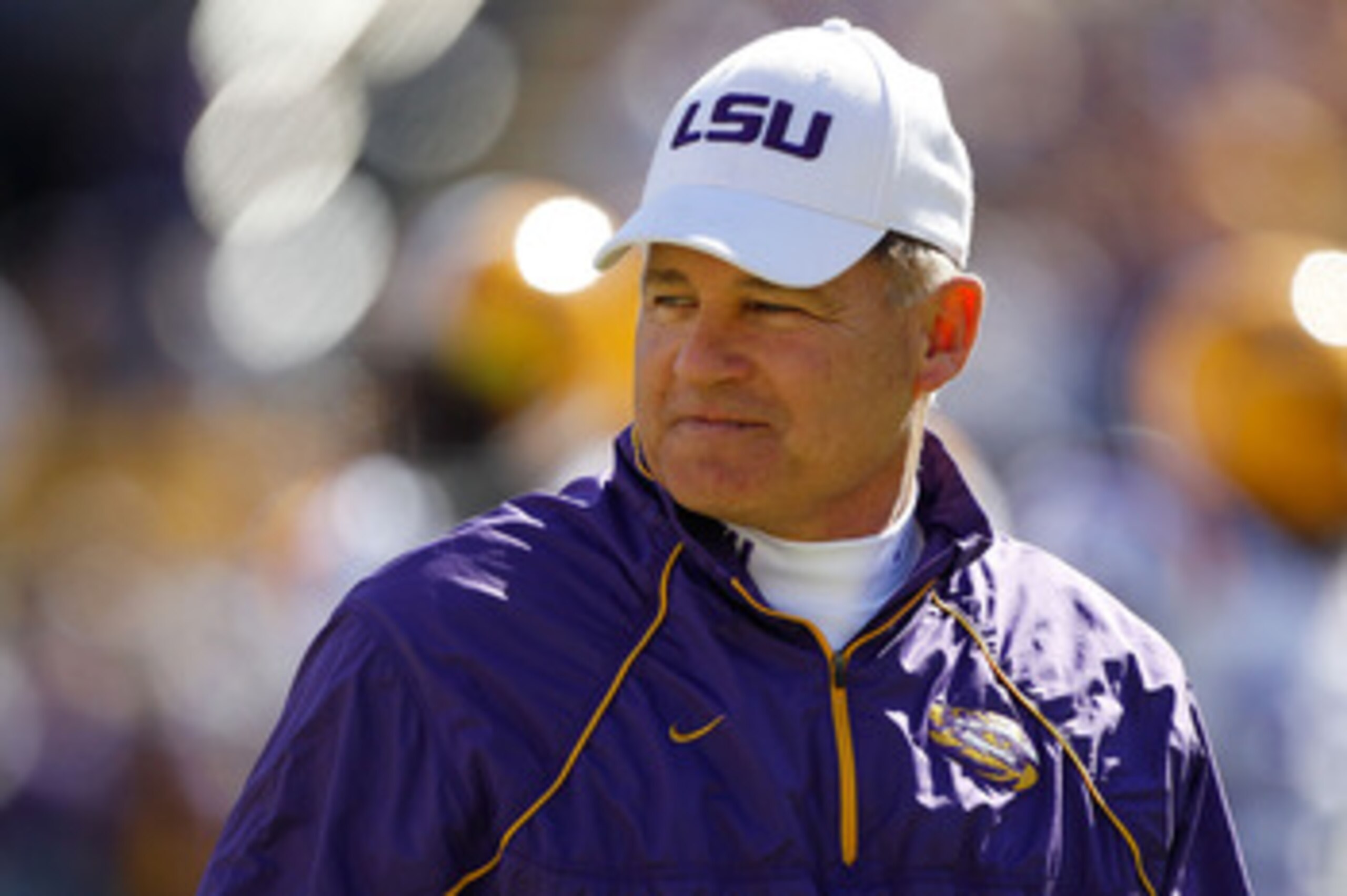 BATON ROUGE, LA - NOVEMBER 06:  Head coach Les Miles of the Louisiana State University Tigers watches pregame before playing the Alabama Crimson Tide  at Tiger Stadium on November 6, 2010 in Baton Rouge, Louisiana.  (Photo by Chris Graythen/Getty Images)