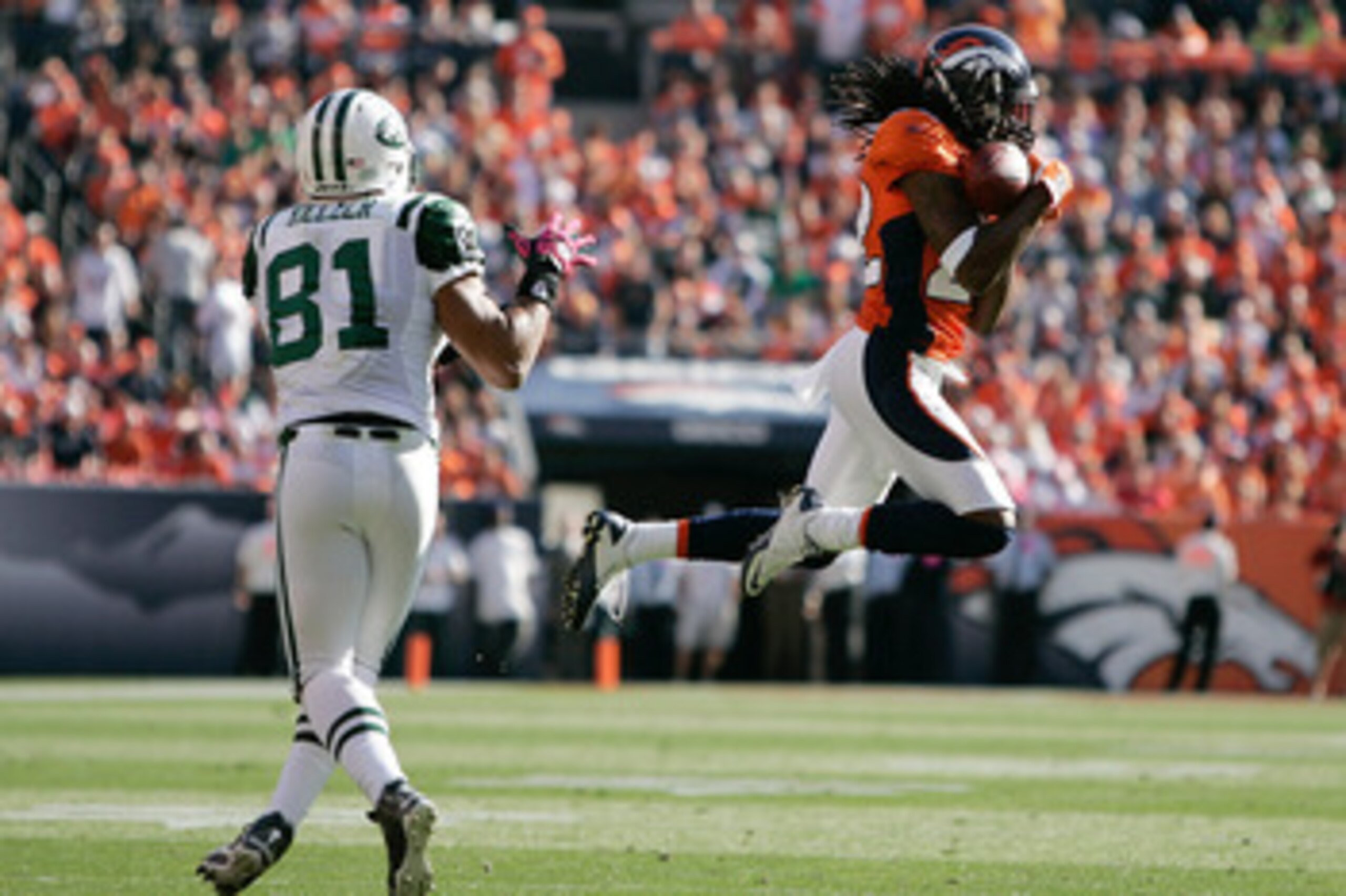 DENVER - OCTOBER 17: Corberback Syd'Quan Thompson #22 the Denver Broncos intercepts a pass intended for tight end Dustin Keller #81 of the New York Jets at INVESCO Field at Mile High on October 17, 2010 in Denver, Colorado. (Photo by Justin Edmonds/Gett DENVER - OCTOBER 17: Corberback Syd'Quan Thompson #22 the Denver Broncos intercepts a pass intended for tight end Dustin Keller #81 of the New York Jets at INVESCO Field at Mile High on October 17, 2010 in Denver, Colorado. (Photo by Justin Edmonds/Gett