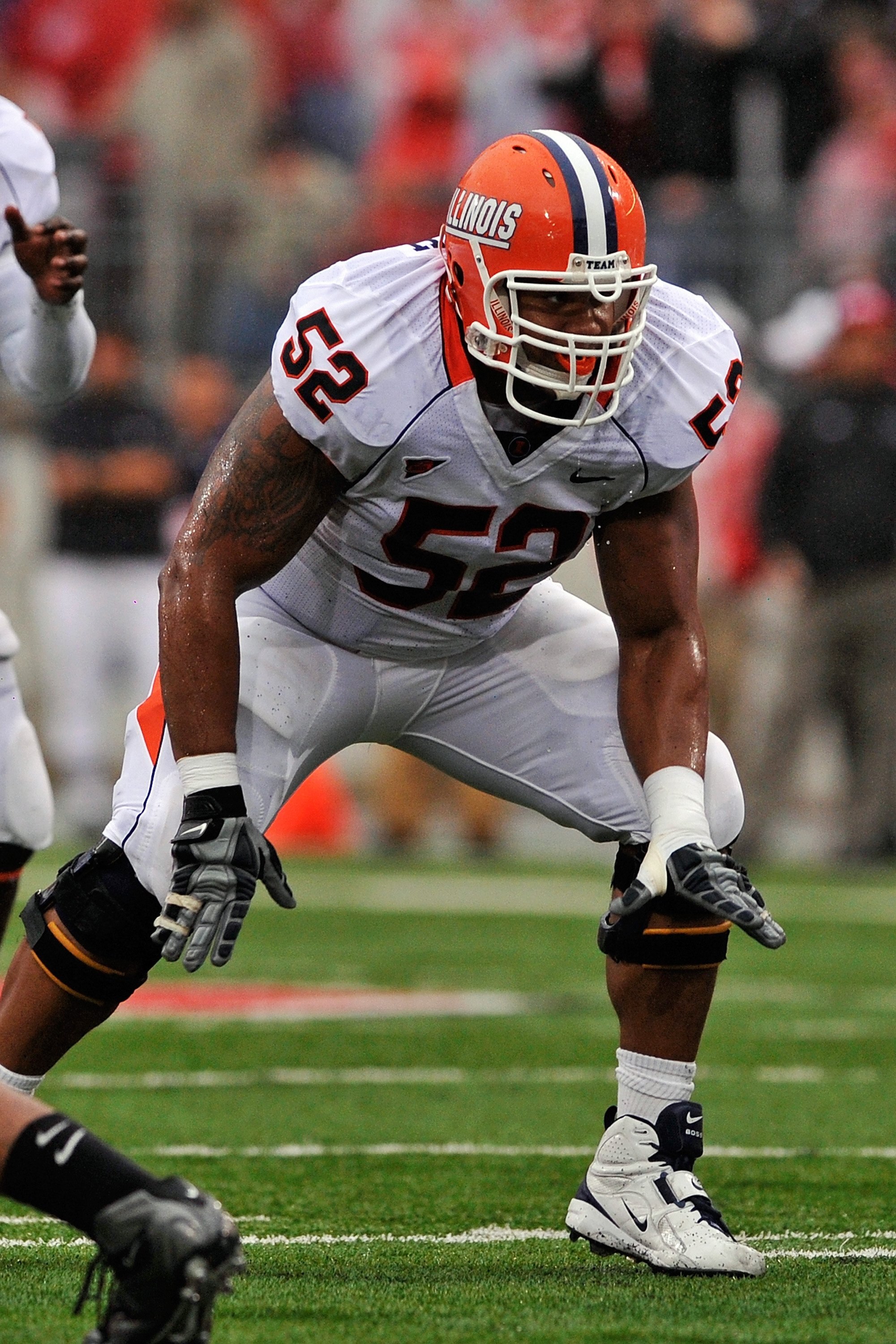 COLUMBUS, OH - SEPTEMBER 26:  Offensive lineman Jon Asamoah #52 of the Illinois Fighting Illini prepares to block against the Ohio State Buckeyes at Ohio Stadium on September 26, 2009 in Columbus, Ohio.  (Photo by Jamie Sabau/Getty Images)