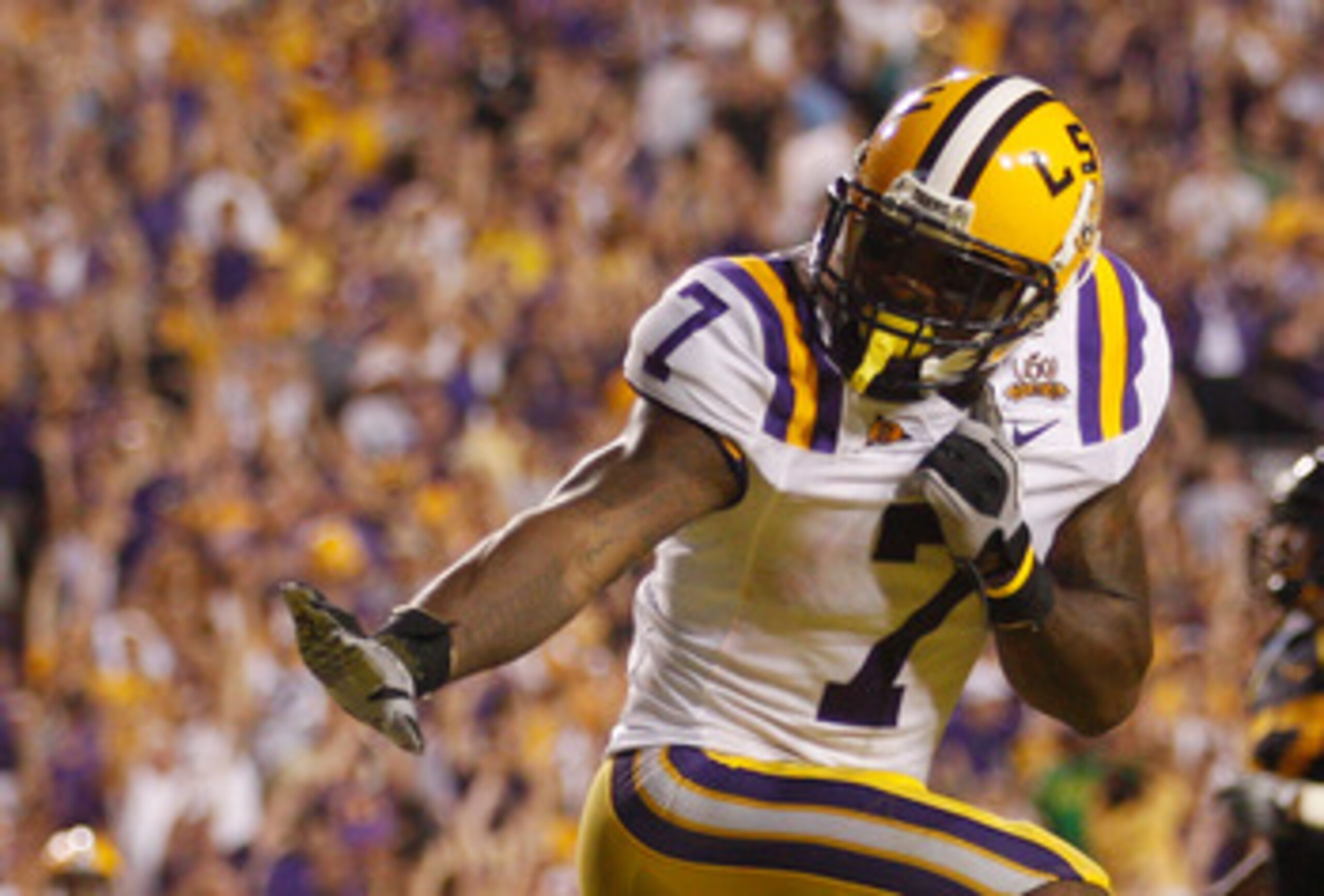 BATON ROUGE, LA - SEPTEMBER 25:  Patrick Peterson #7 of the Louisiana State Univeristy Tigers celebrates after scoring a touchdown by posing as the Heisman Trophy against the West Virginia Mountaineers at Tiger Stadium on September 25, 2010 in Baton Rouge