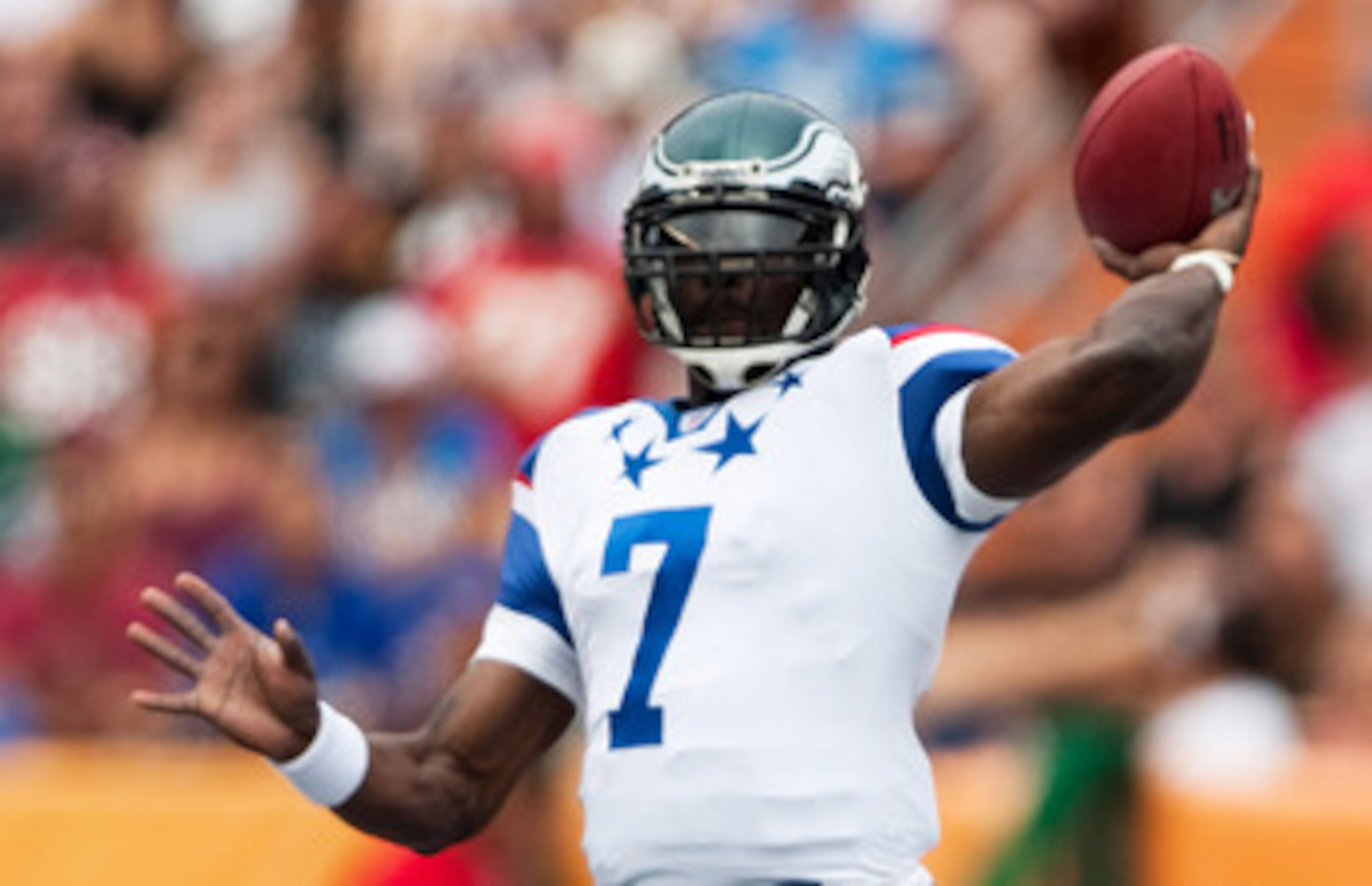 HONOLULU - JANUARY 30:  Michael Vick, #7 of the NFC Philadelphia Eagles passes against the American Football Conference team (AFC) during the 2011 NFL Pro Bowl at Aloha Stadium on January 30, 2011 in Honolulu, Hawaii.  (Photo by Kent Nishimura/Getty Image