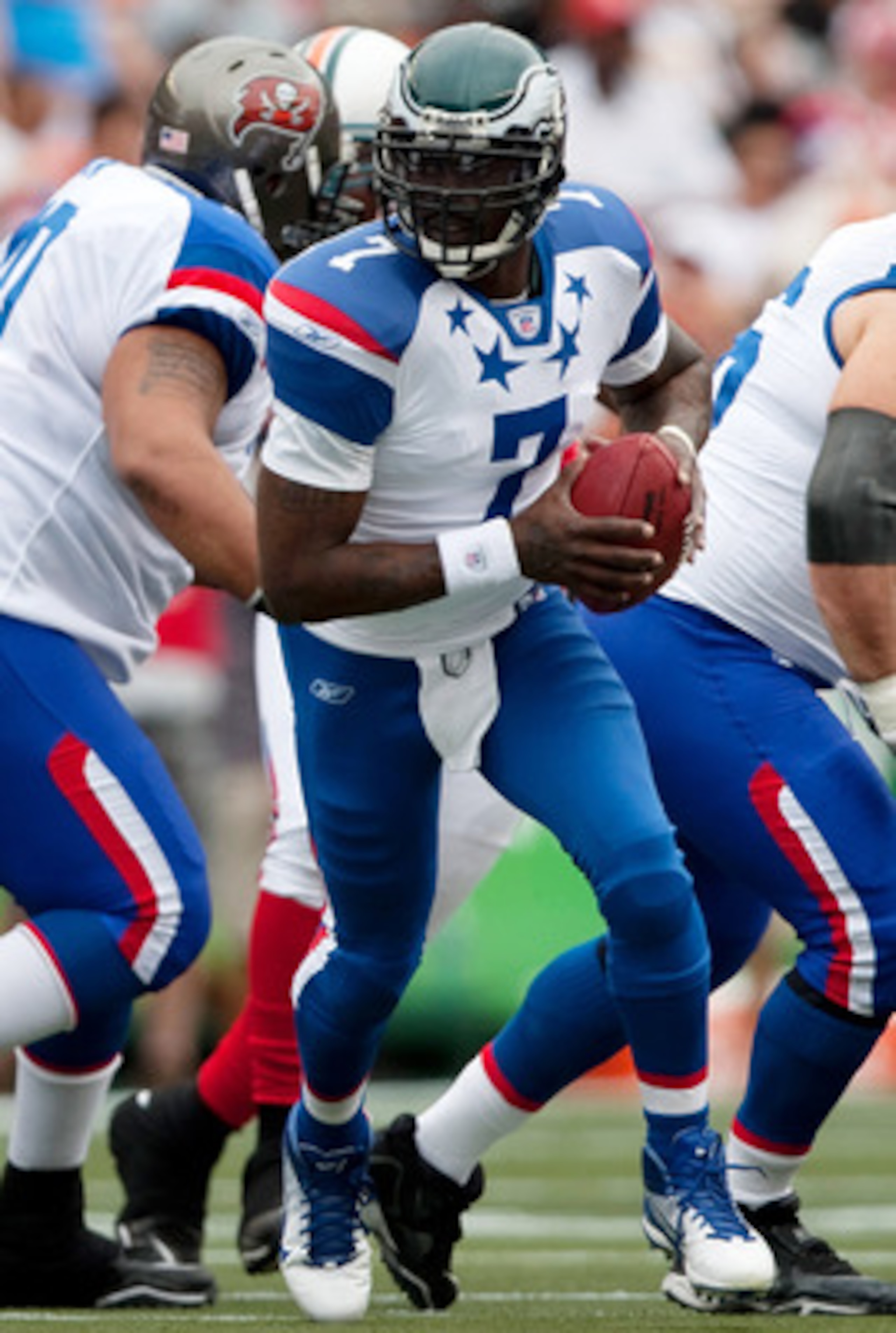 HONOLULU - JANUARY 30: Michael Vick #7 of the NFC Philadelphia Eagles looks for an open receiver during the 2011 NFL Pro Bowl at Aloha Stadium on January 30, 2011 in Honolulu, Hawaii. NFC won 55-41 over the AFC. (Photo by Kent Nishimura/Getty Images)