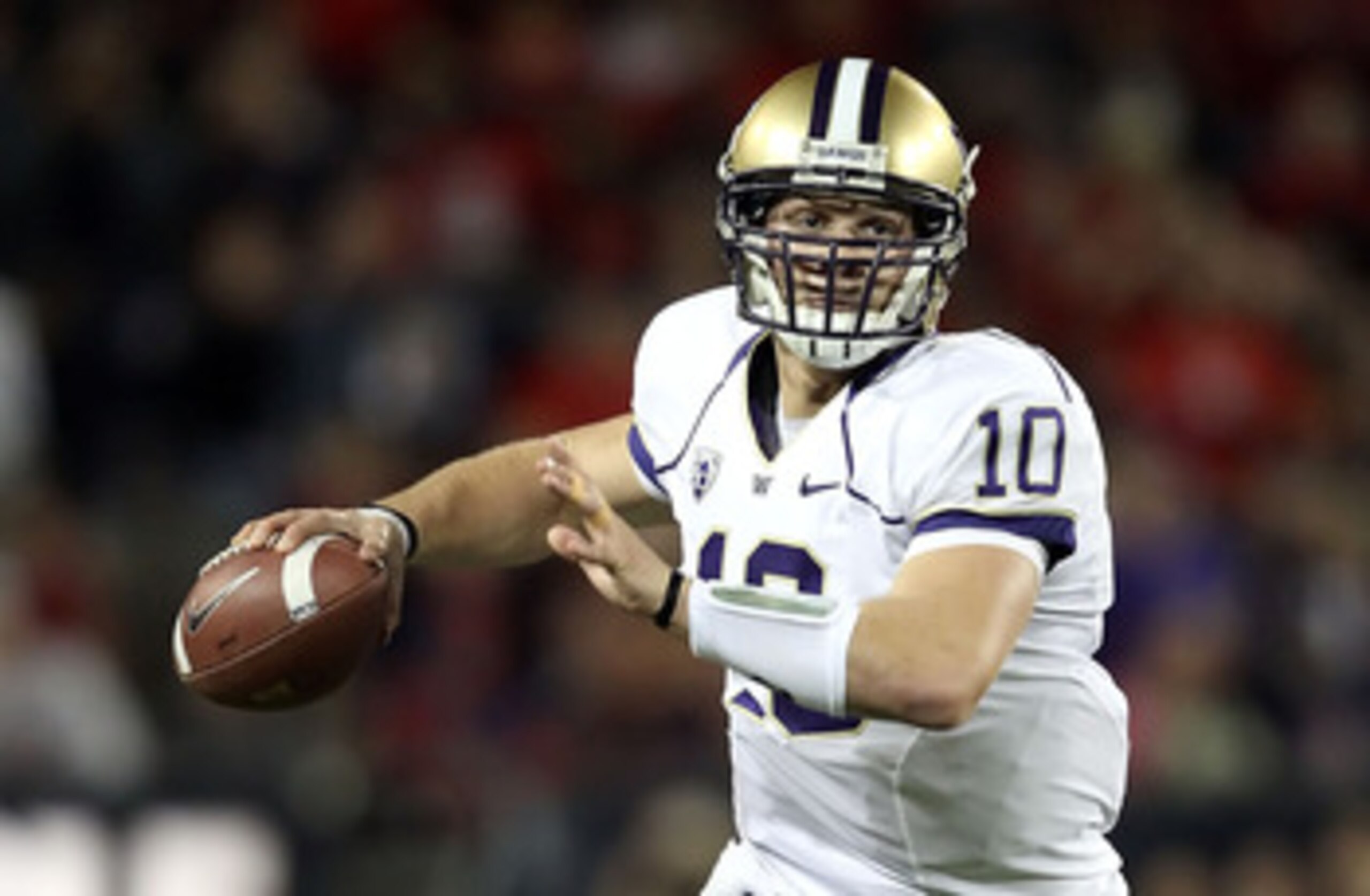 TUCSON, AZ - OCTOBER 23:  Quarterback Jake Locker #10 of the Washington Huskies drops back to pass during the college football game against the Arizona Wildcats at Arizona Stadium on October 23, 2010 in Tucson, Arizona. The Wildcats defeated the Huskies 4