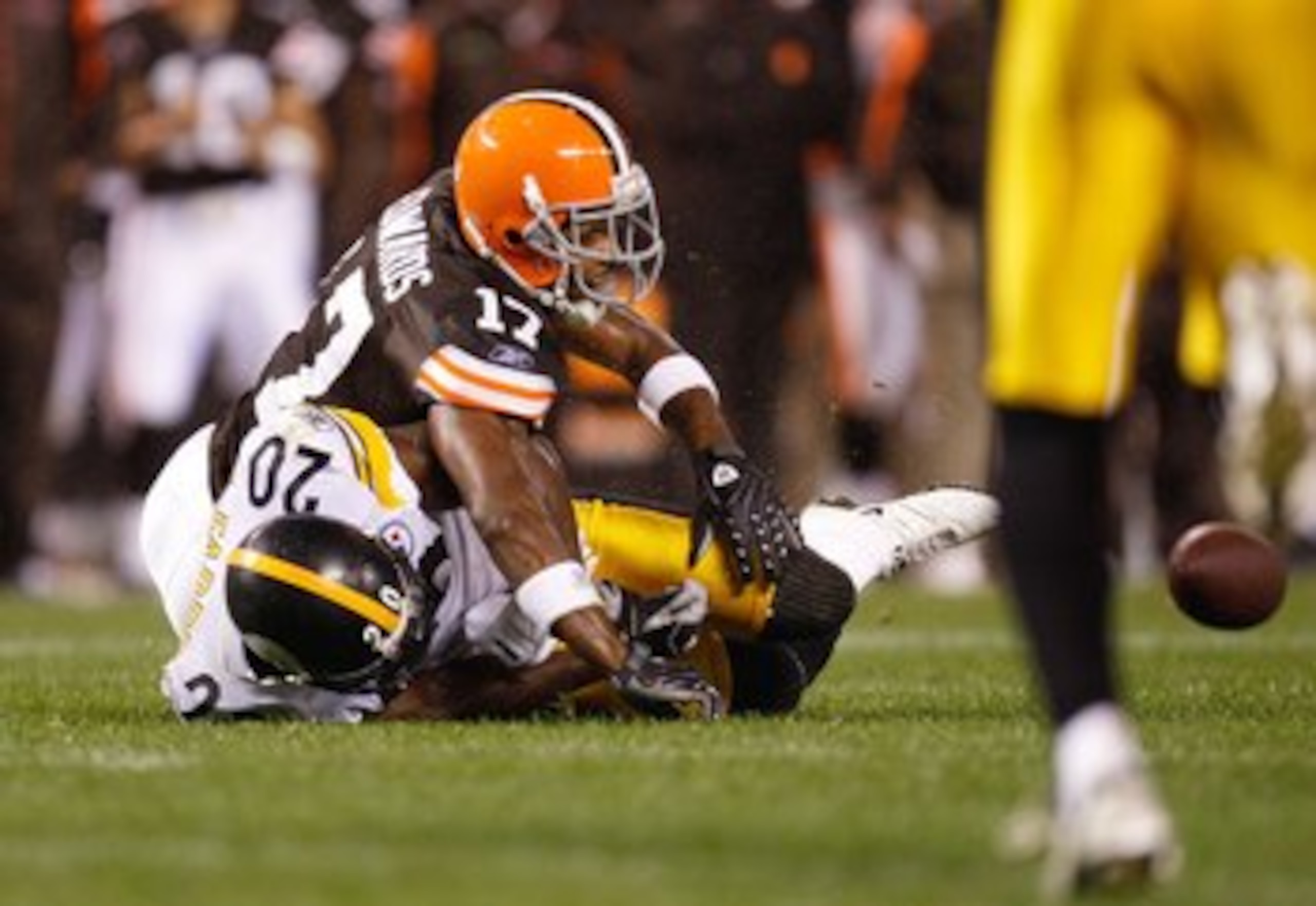 CLEVELAND, OH - SEPTEMBER 14:  Braylon Edwards #17 of the Cleveland Browns watches the ball bounce away during the game against the Pittsburgh Steelers on September 14, 2008 at Cleveland Browns Stadium in Cleveland, Ohio. The Steelers defeated the Browns