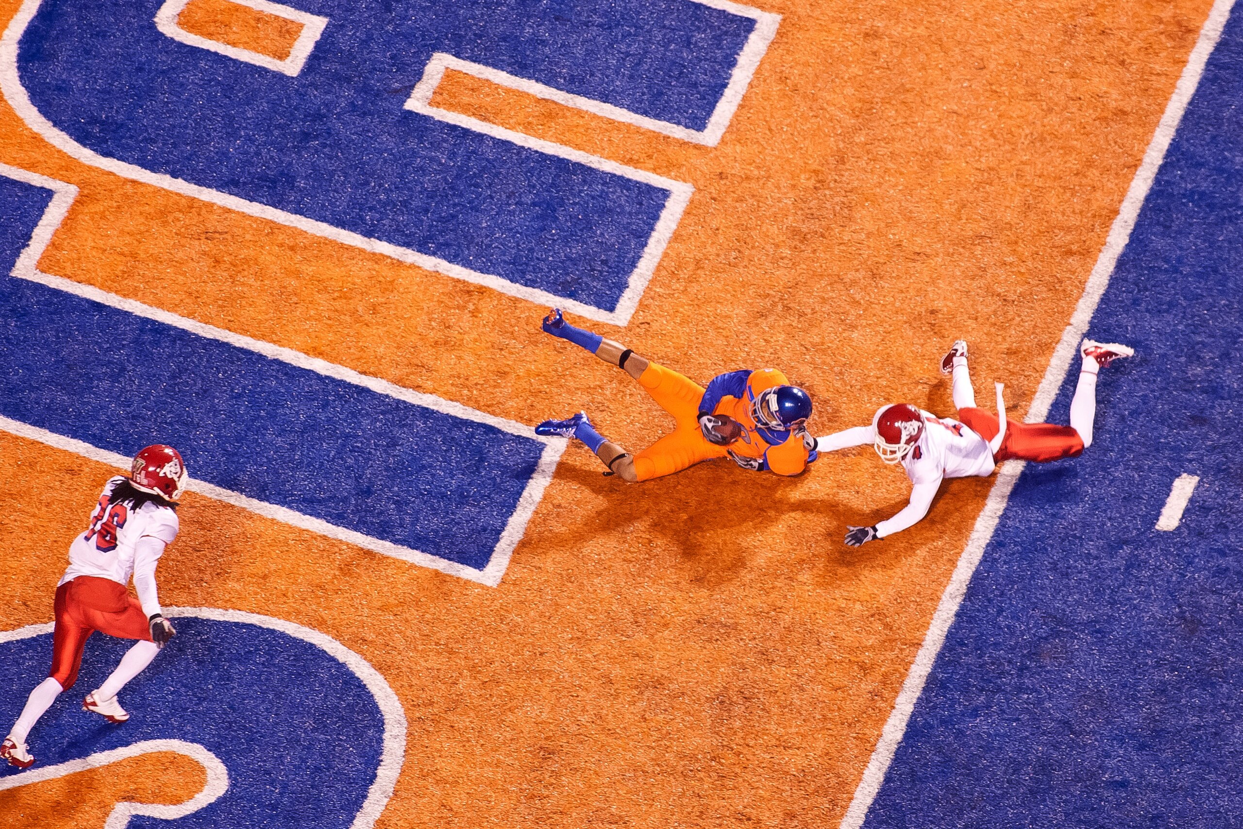 BOISE, ID - NOVEMBER 19:  Austin Pettis #2 of the Boise State Broncos makes a sliding catch for a touchdown past L.J. Jones #4 of the Fresno State Bulldogs at Bronco Stadium on November 19, 2010 in Boise, Idaho.  (Photo by Otto Kitsinger III/Getty Images)