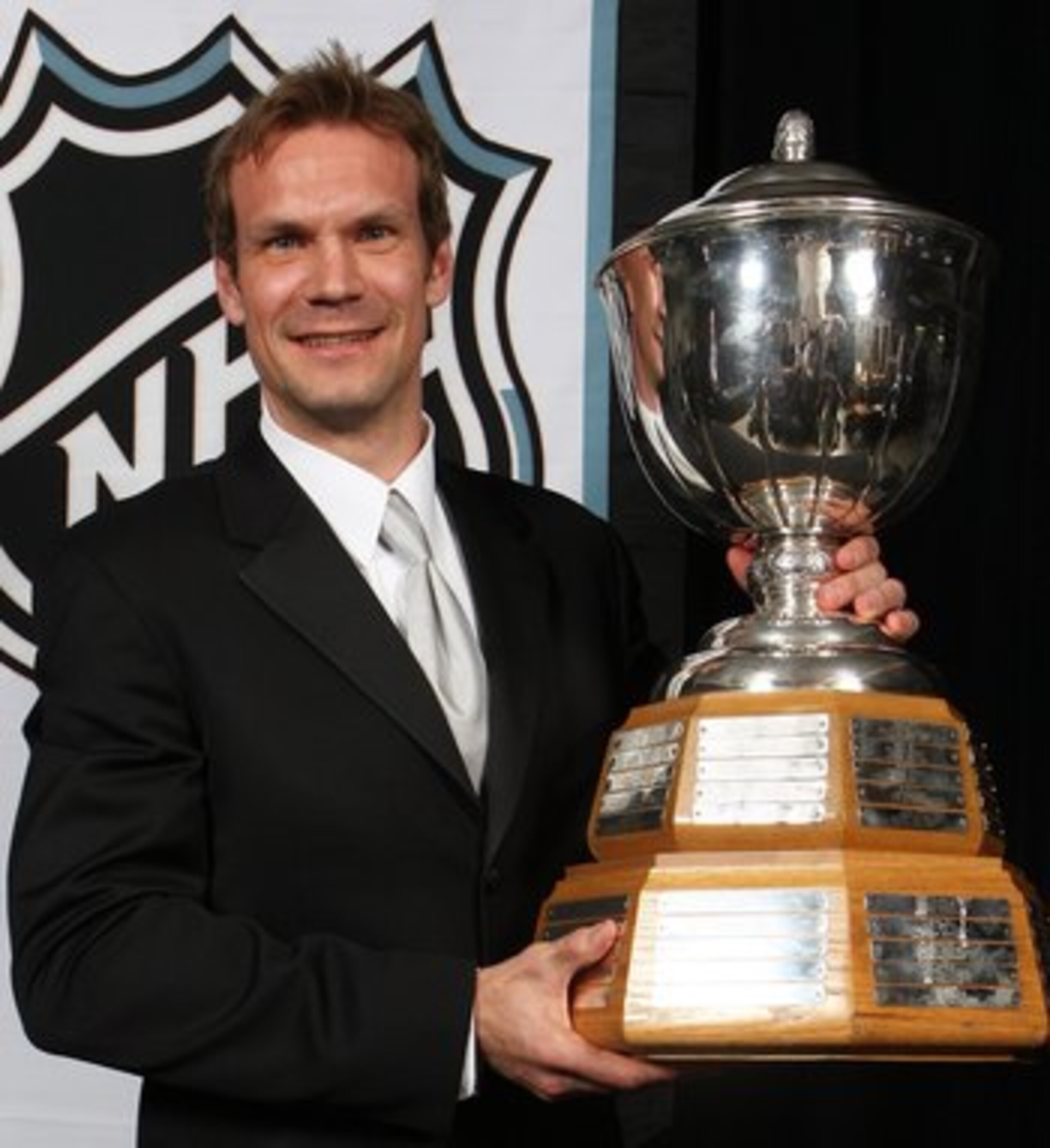 TORONTO, ON - JUNE 12:  Nicklas Lidstrom of the Detroit Red Wings poses with the James Norris Memorial Trophy during the 2008 NHL Awards at the Elgin Theatre on June 12, 2008 in Toronto, Canada. ( Photo by Claus Andersen/Getty Images)