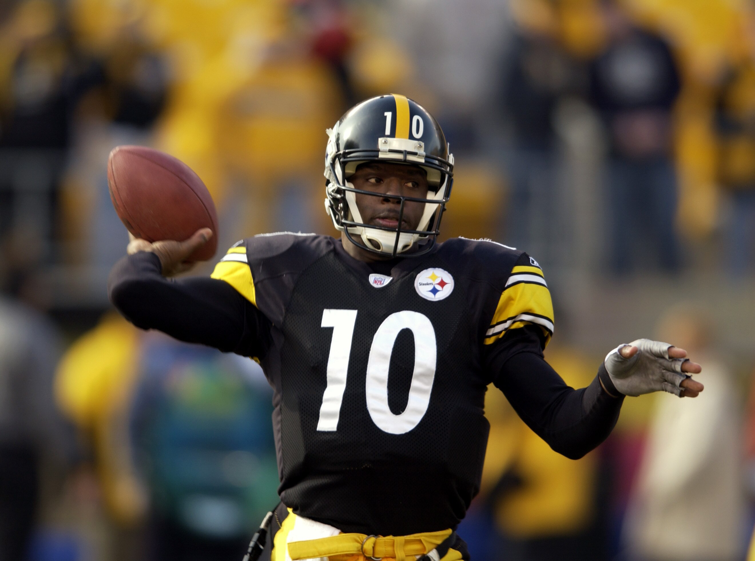 PITTSBURGH - DECEMBER 15:  Quarterback Kordell Stewart #10 of the Pittsburgh Steelers passes the ball against the Carolina Panthers during the game at Heinz Field on December 15, 2002 in Pittsburgh, Pennsylvania. The Steelers defeated the Panthers 30-14.