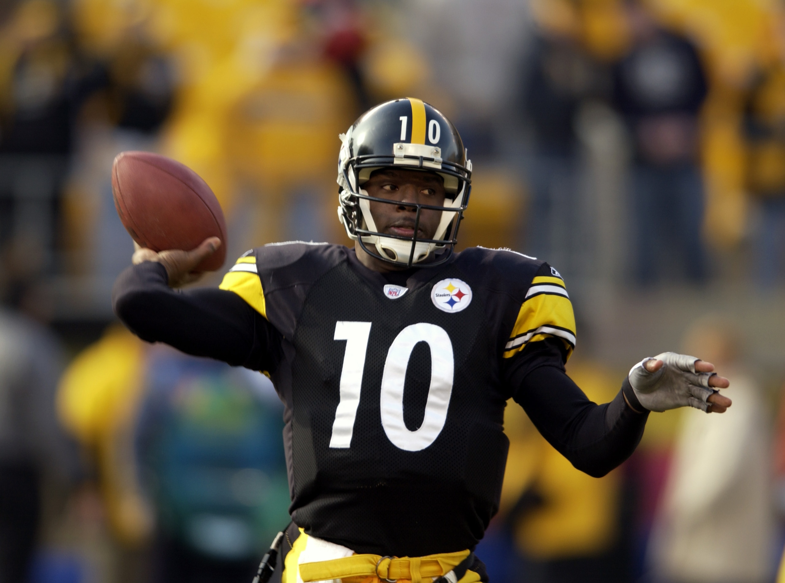 PITTSBURGH - DECEMBER 15: Quarterback Kordell Stewart #10 of the Pittsburgh Steelers passes the ball against the Carolina Panthers during the game at Heinz Field on December 15, 2002 in Pittsburgh, Pennsylvania. The Steelers defeated the Panthers 30-14. PITTSBURGH - DECEMBER 15: Quarterback Kordell Stewart #10 of the Pittsburgh Steelers passes the ball against the Carolina Panthers during the game at Heinz Field on December 15, 2002 in Pittsburgh, Pennsylvania. The Steelers defeated the Panthers 30-14.