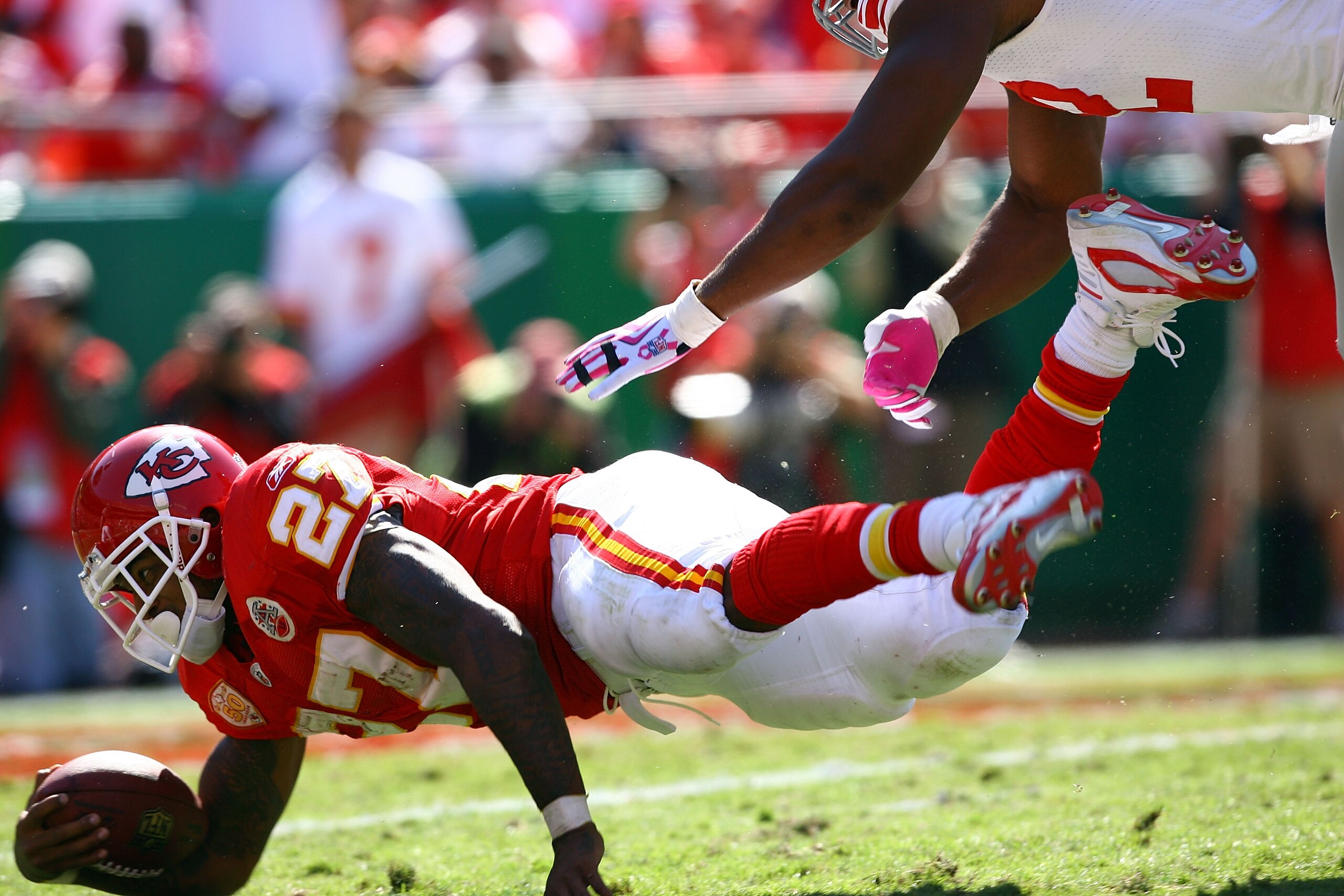 KANSAS CITY, MO - OCTOBER 04:  Running back Larry Johnson #27 of the Kansas City Chiefs carries the ball during the game against the New York Giants on October 4, 2009 at Arrowhead Stadium in Kansas City, Missouri.  (Photo by Jamie Squire/Getty Images)