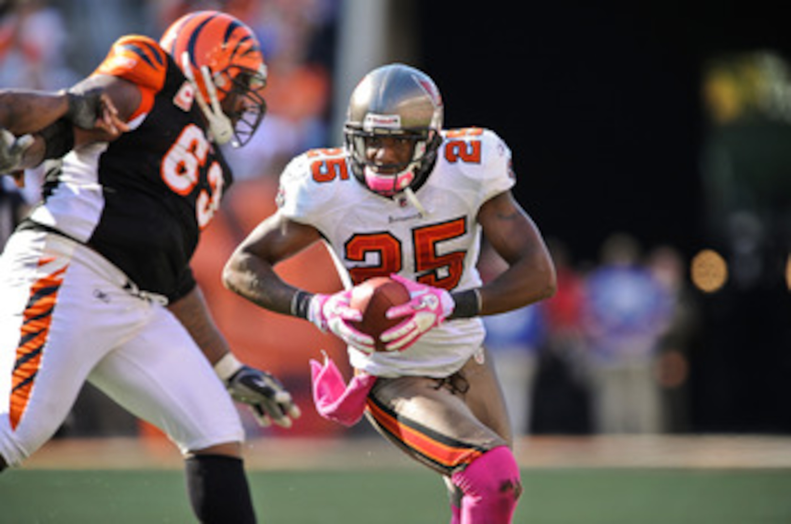 CINCINNATI, OH - OCTOBER 10: Aqib Talib #25 of the Tampa Bay Buccaneers returns an interception against the Cincinnati Bengals at Paul Brown Stadium on October 10, 2010 in Cincinnati, Ohio. (Photo by Jamie Sabau/Getty Images)