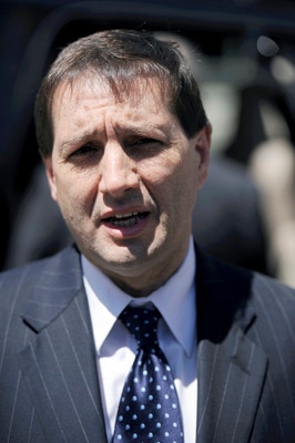 MINNEAPOLIS, MN - MAY 17: NFL lawyer Jeff Pash speaks to memebers of the media after leaving court ordered mediation at the U.S. Courthouse on May 17, 2011 in Minneapolis, Minnesota. As the NFL lockout remains in place mediation was ordered after a hearin