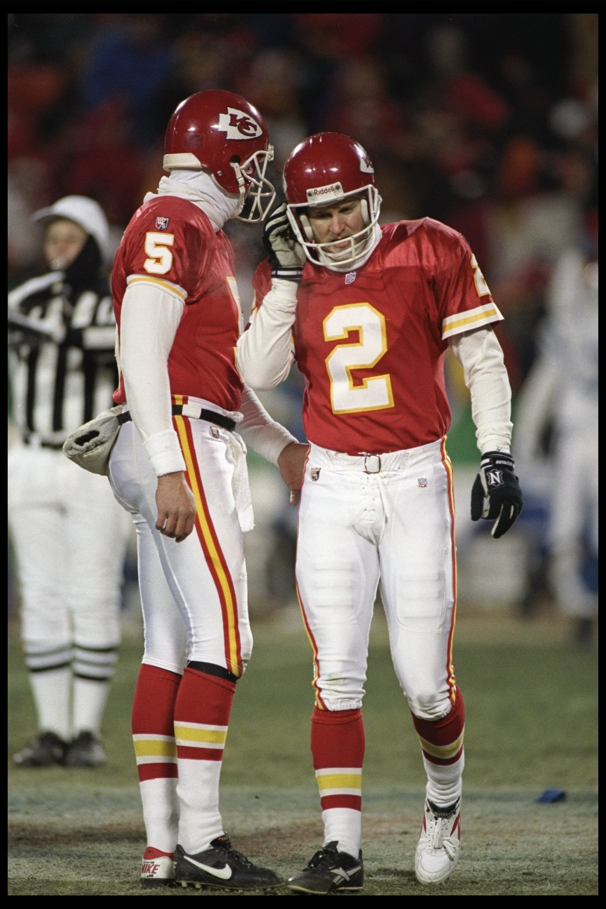 7 Jan 1996: Kansas City Chiefs punter Louis Aguiar consoles teammate kicker Lin Elliott after he missed a field goal during a playoff game against the Indianapolis Colts at Arrowhead Stadium in Kansas City, Missouri. The Colts won the game, 10-7.