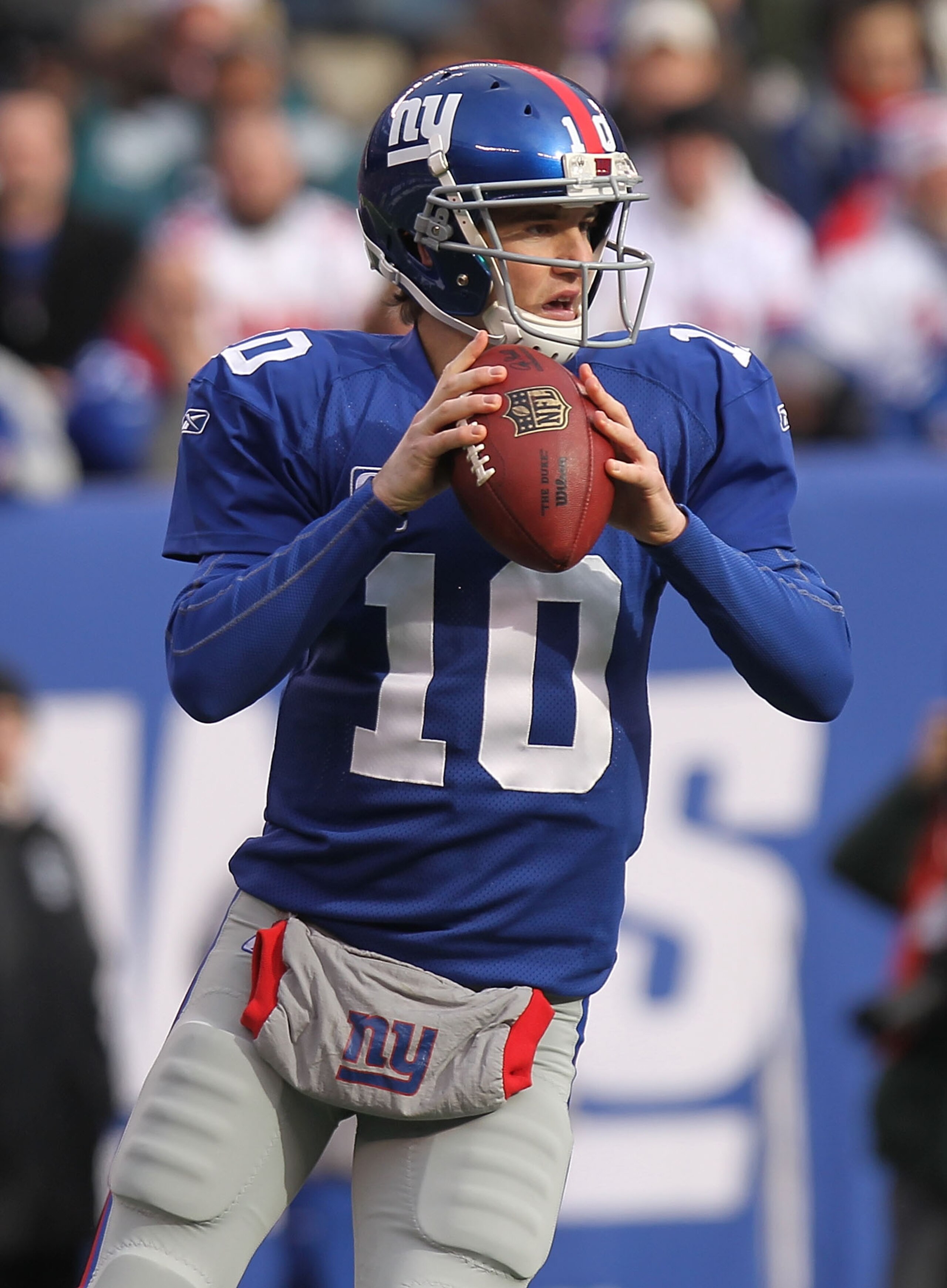 EAST RUTHERFORD, NJ - DECEMBER 19:  Eli Manning #10 of the New York Giants passes against the Philadelphia Eagles at New Meadowlands Stadium on December 19, 2010 in East Rutherford, New Jersey.  (Photo by Nick Laham/Getty Images)