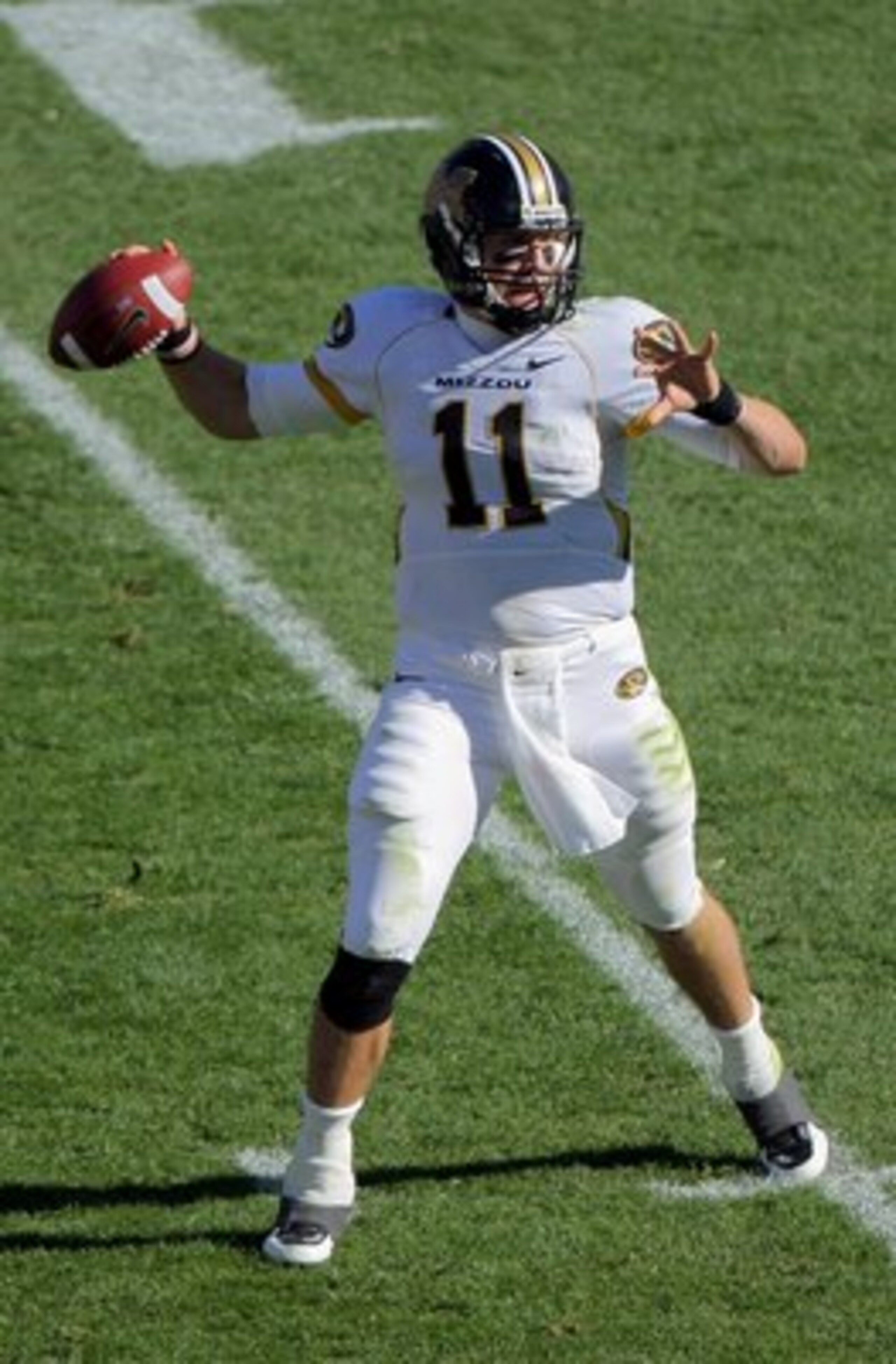 BOULDER, CO - OCTOBER 31:  Quarterback Blaine Gabbert #11 of the Missouri Tigers delivers a pass against the Colorado Buffaloes at Folsom Field on October 31, 2009 in Boulder, Colorado. Missouri defeated Colorado 36-17.  (Photo by Doug Pensinger/Getty Ima