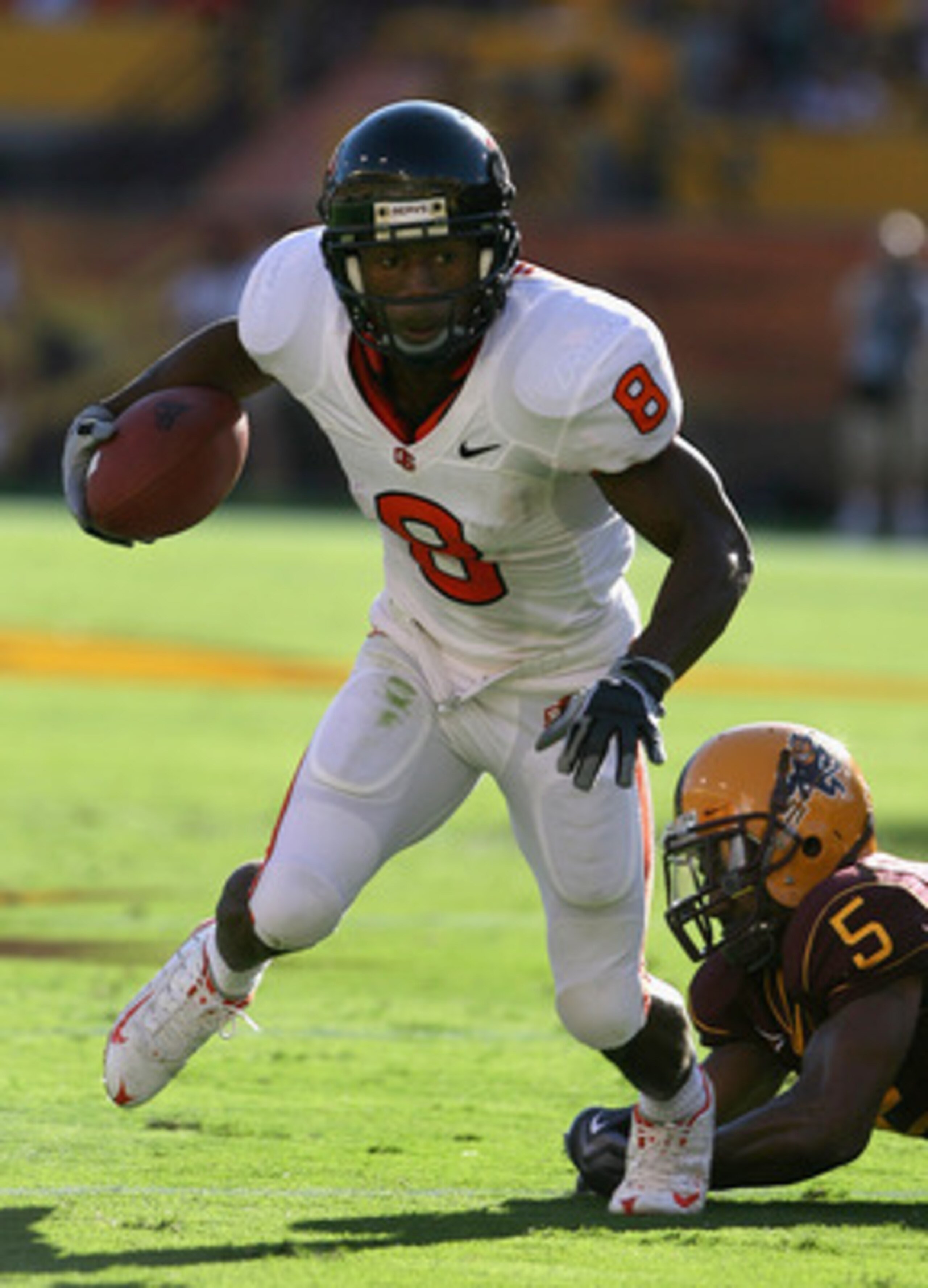 TEMPE, AZ - OCTOBER 03:  Wide receiver James Rodgers #8 of the Oregon State Beavers runs with the ball after a reception past Terell Carr #5 of the Arizona State Sun Devils during the college football game at Sun Devil Stadium on October 3, 2009 in Tempe,
