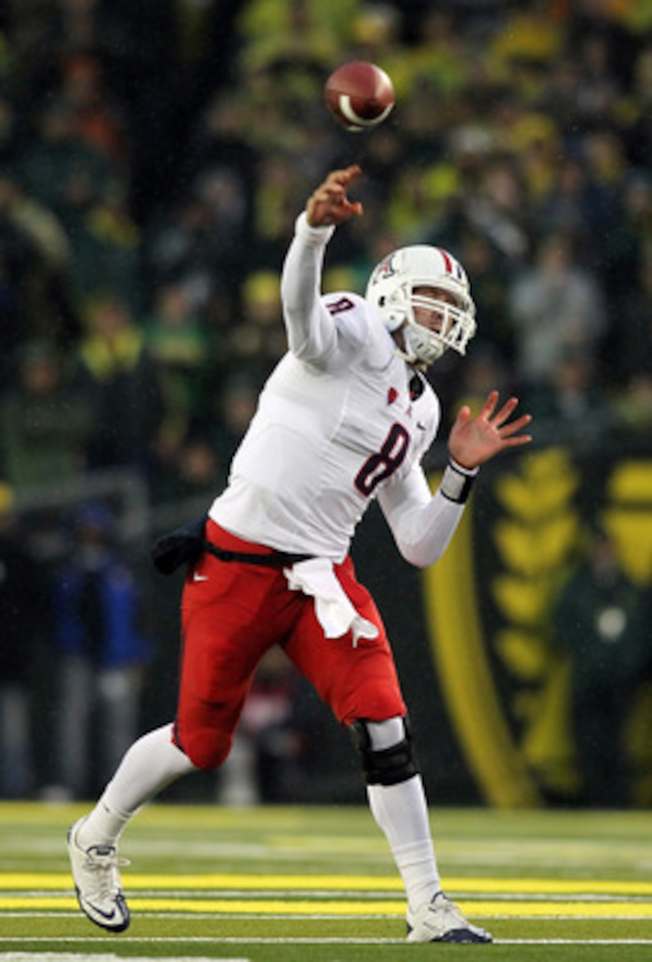 EUGENE, OR - NOVEMBER 26:  Quarterback Nick Foles #8 of the Arizona Wildcats throews a pass against the Oregon Ducks  on November 26, 2010 at the Autzen Stadium in Eugene, Oregon.  (Photo by Jonathan Ferrey/Getty Images)