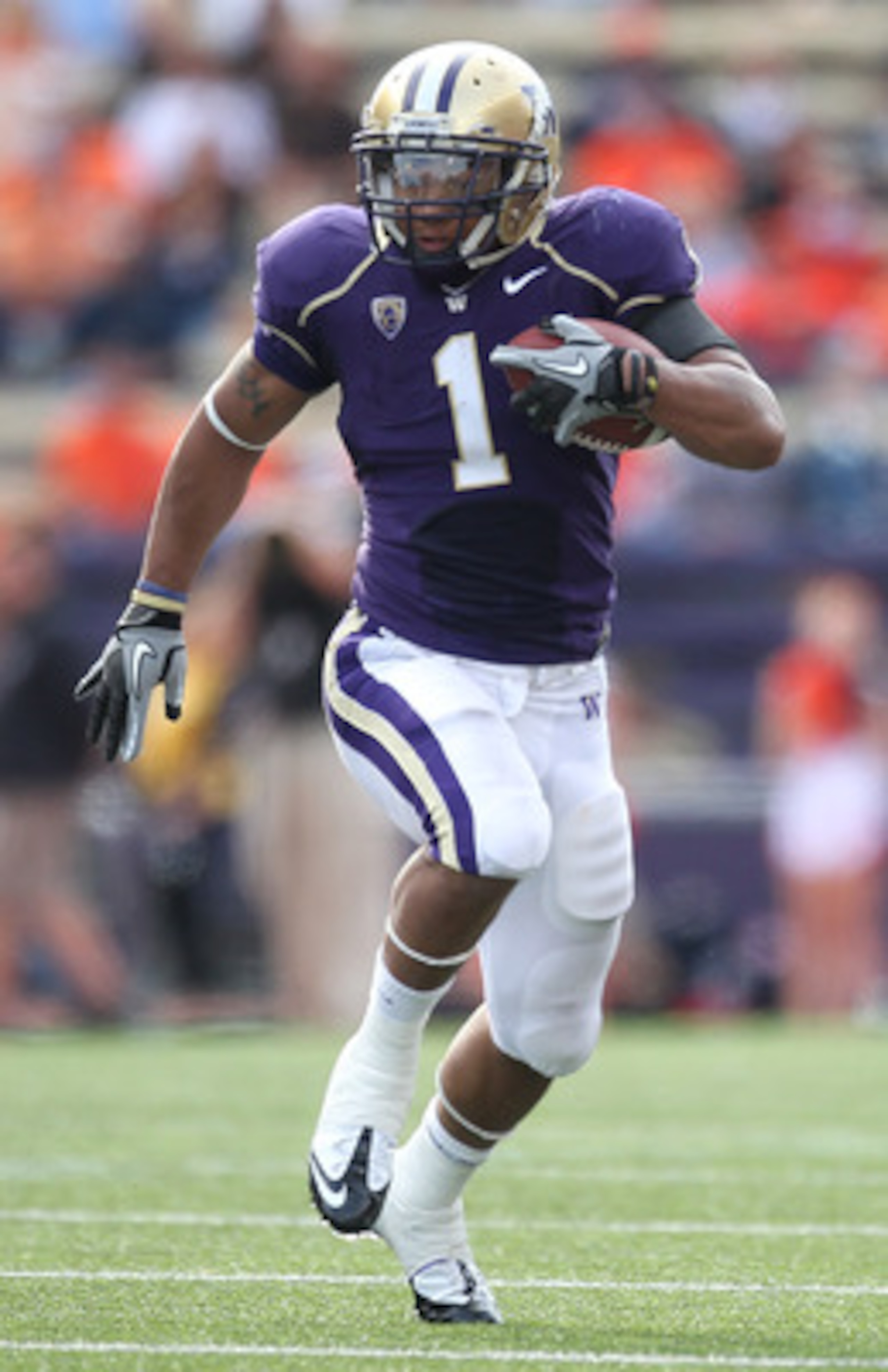 SEATTLE - SEPTEMBER 11:  Running back Chris Polk #1 of the Washington Huskies rushes against the Syracuse Orange on September 11, 2010 at Husky Stadium in Seattle, Washington. (Photo by Otto Greule Jr/Getty Images)