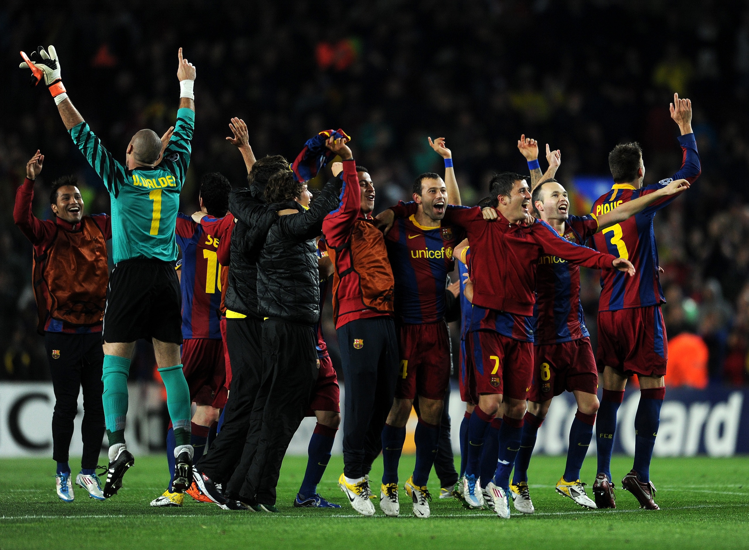 BARCELONA, SPAIN - MAY 03:  David Villa (3rd R) and Andres Iniesta (2nd R) of Barcelona celebrate with their teammates at the end of the UEFA Champions League Semi Final second leg match between Barcelona and Real Madrid at the Camp Nou stadium on May 3,