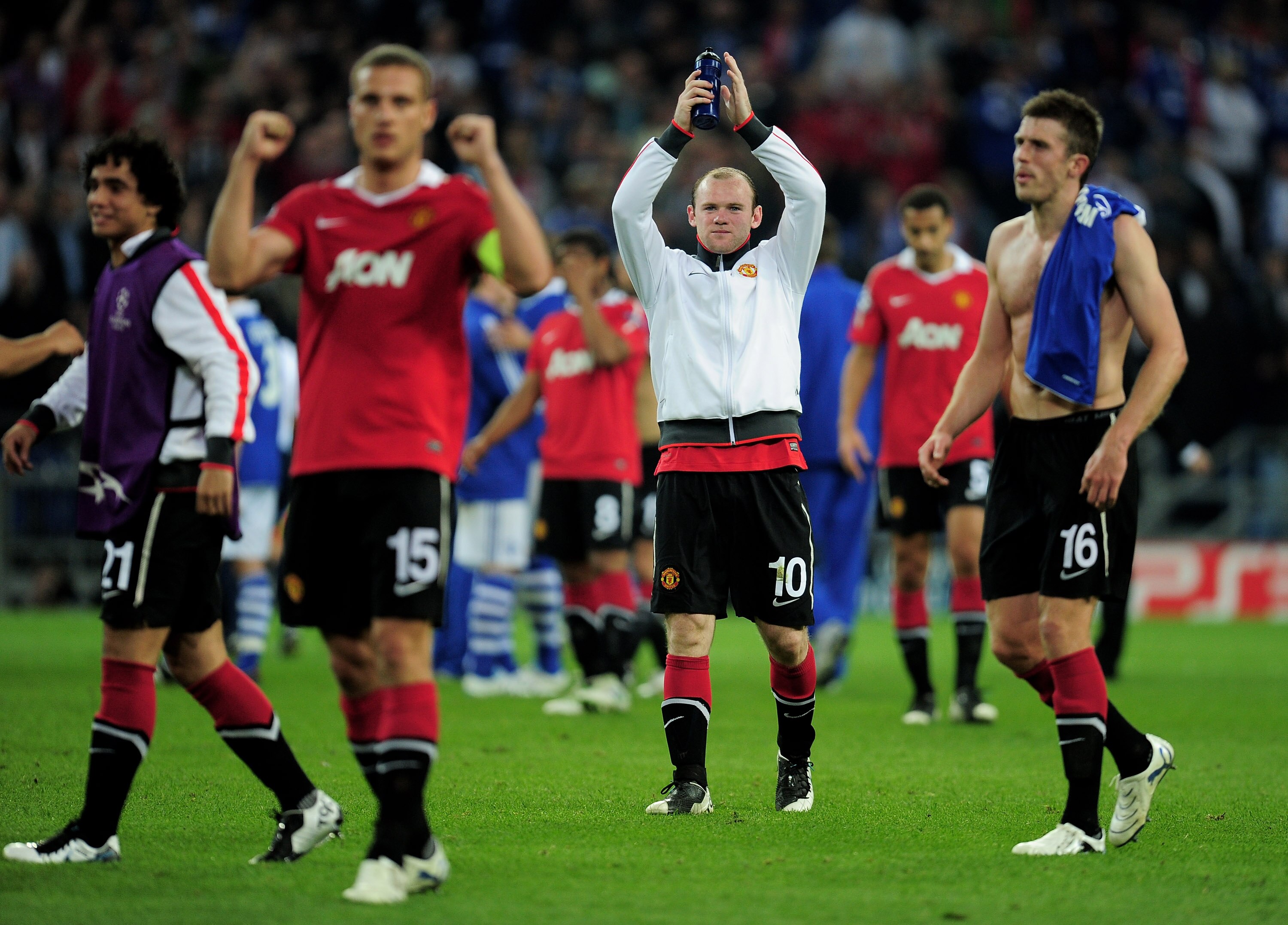 GELSENKIRCHEN, GERMANY - APRIL 26:   Wayne Rooney of Manchester United and his team mates celebrate at the end of the UEFA Champions League Semi Final first leg match between FC Schalke 04 and Manchester United at Veltins Arena on April 26, 2011 in Gelsen
