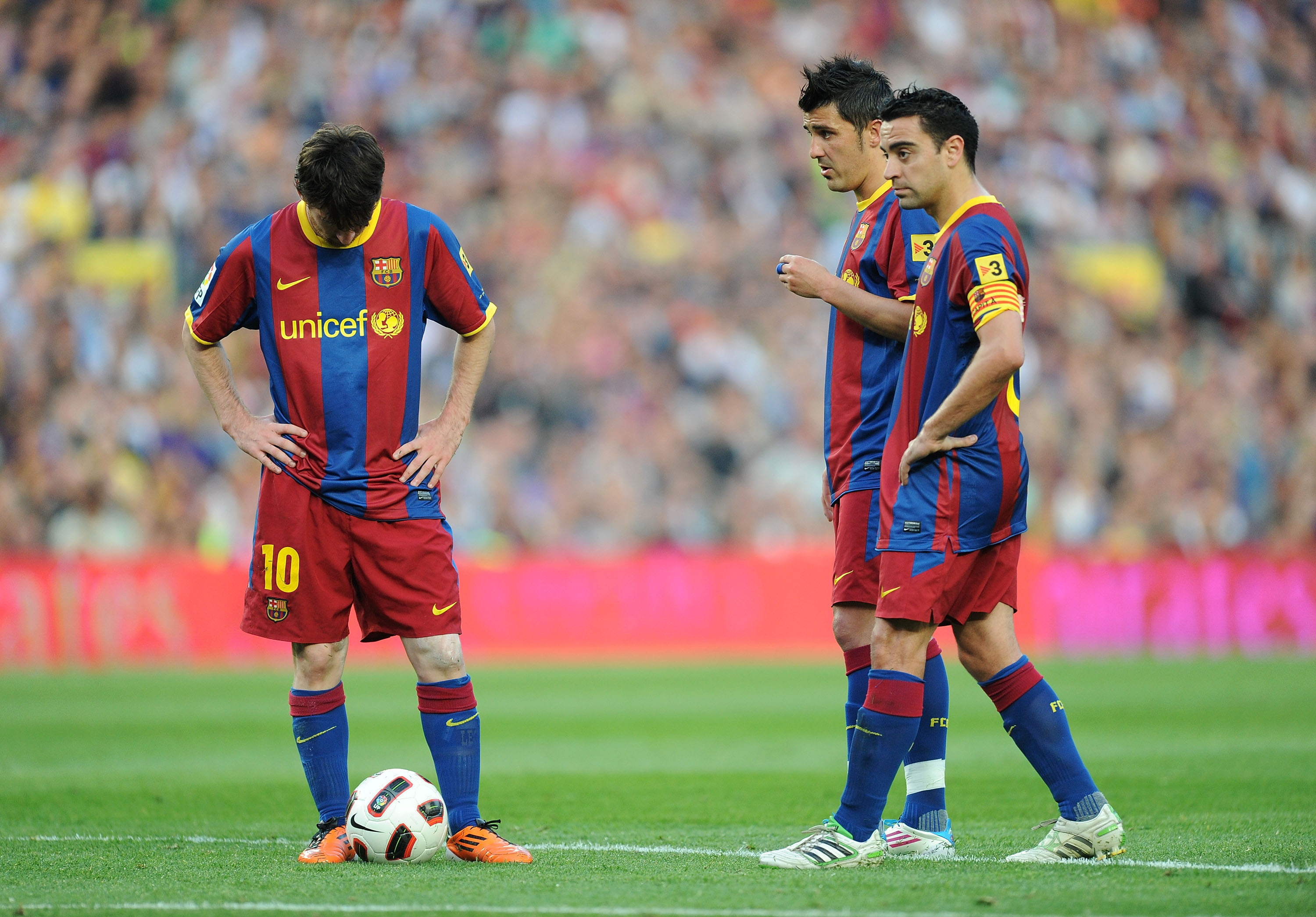 BARCELONA, SPAIN - MAY 08:  Leo Messi (L) of Barcelona lines up a free kick beside David Villa (C) and Xavi Hernandez during the La Liga match between Barcelona and Espanyol at Nou Camp on May 8, 2011 in Barcelona, Spain.  (Photo by Denis Doyle/Getty Imag