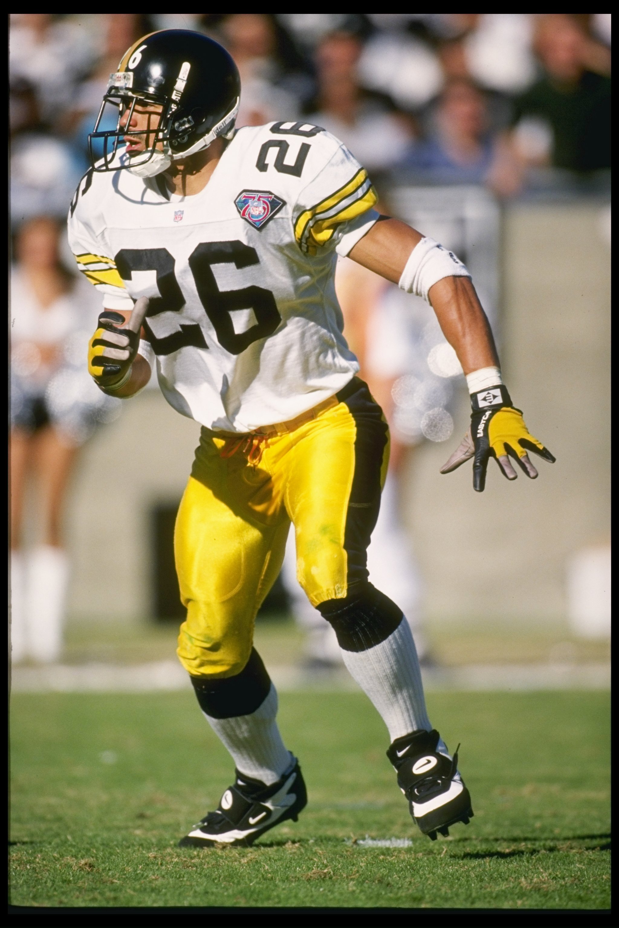27 Nov 1994: Defensive back Rod Woodson looks to cover a receiver during the Steelers 21-3 win over the Los Angeles Raiders at the Memorial Coliseum in Los Angeles, California.