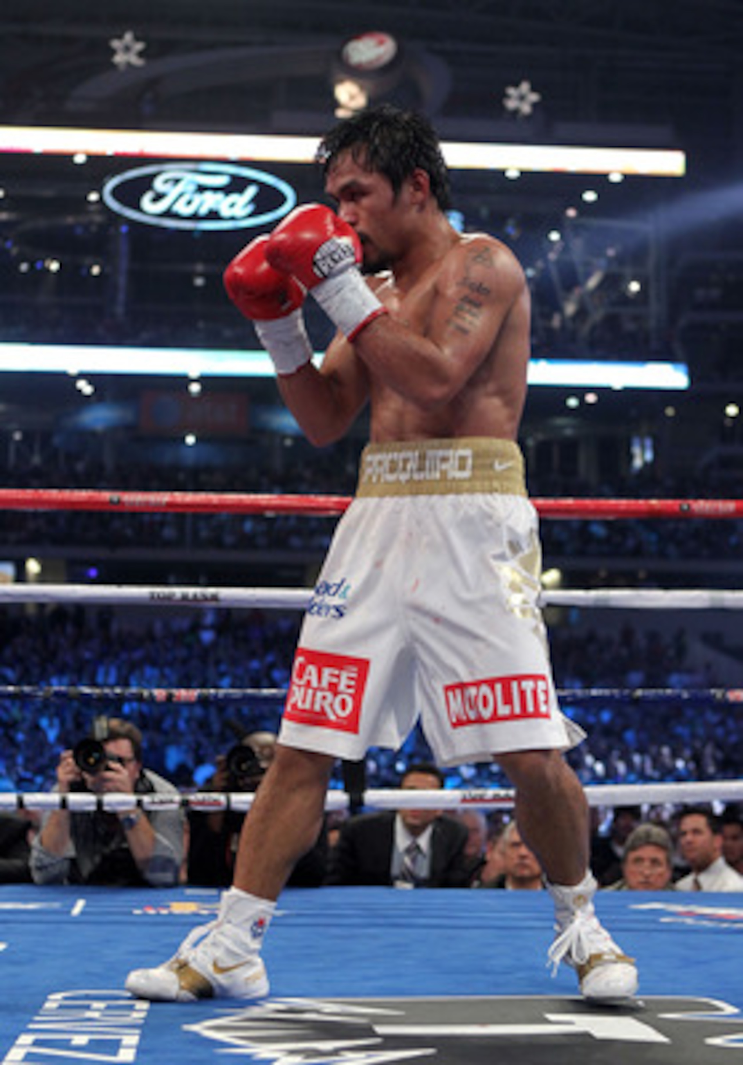 ARLINGTON, TX - NOVEMBER 13:  Manny Pacquiao (white trunks) of the Philippines fights against Antonio Margarito of Mexico during their WBC World Super Welterweight Title bout at Cowboys Stadium on November 13, 2010 in Arlington, Texas.  (Photo by Nick Lah