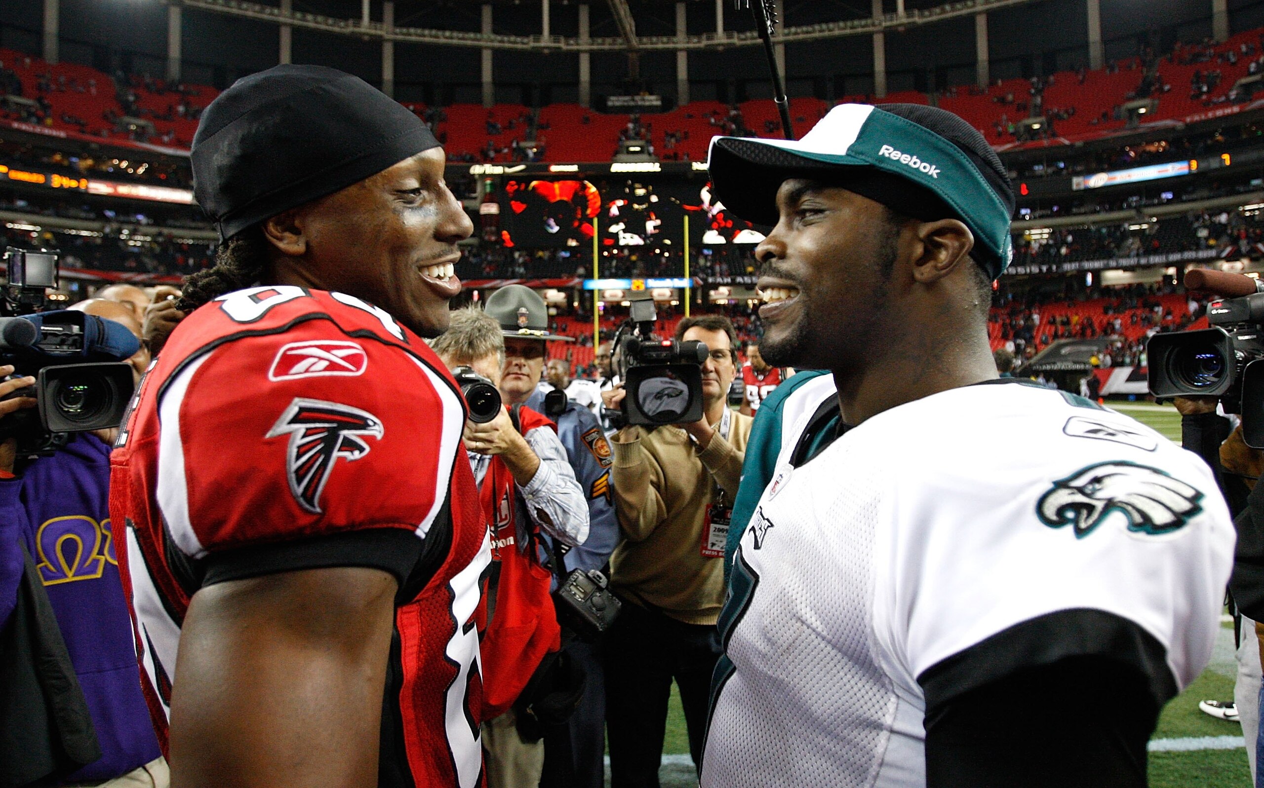 ATLANTA - DECEMBER 06:  Michael Vick #7 of the Philadelphia Eagles against Roddy White #84 of the Atlanta Falcons at Georgia Dome on December 6, 2009 in Atlanta, Georgia.  (Photo by Kevin C. Cox/Getty Images)