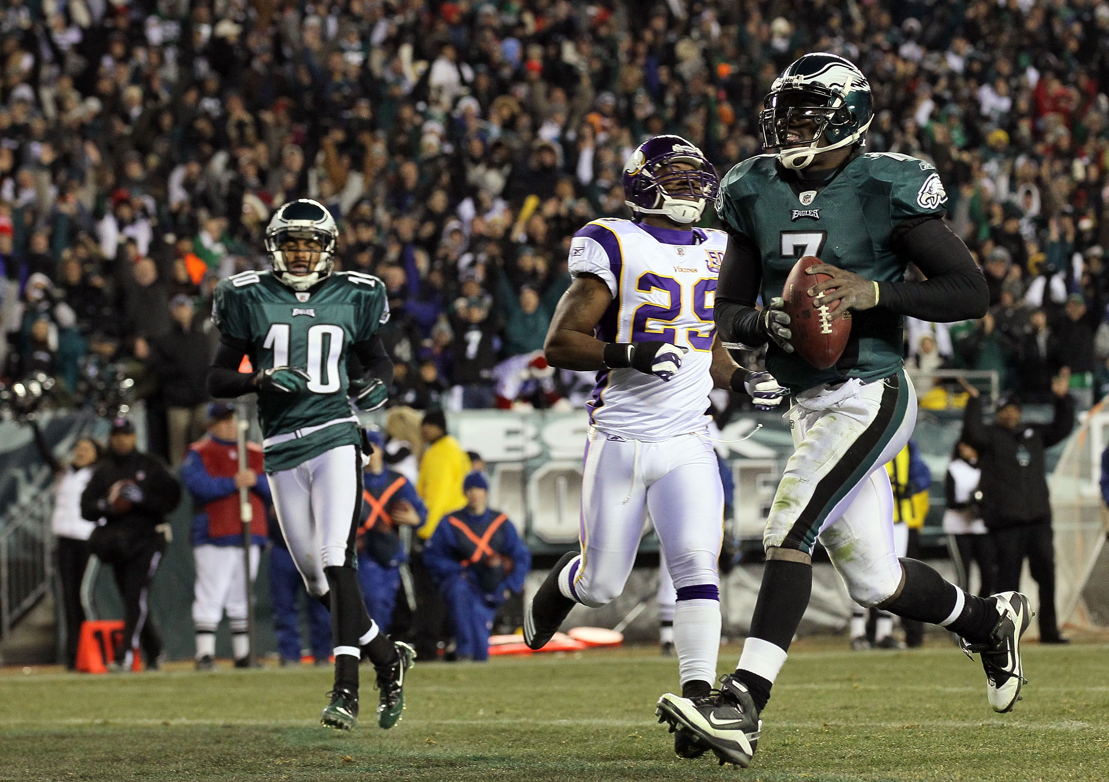 PHILADELPHIA, PA - DECEMBER 28: Michael Vick #7 of the Philadelphia Eagles runs the ball to score a touchdown against the Minnesota Vikings at Lincoln Financial Field on December 28, 2010 in Philadelphia, Pennsylvania. (Photo by Jim McIsaac/Getty Images)