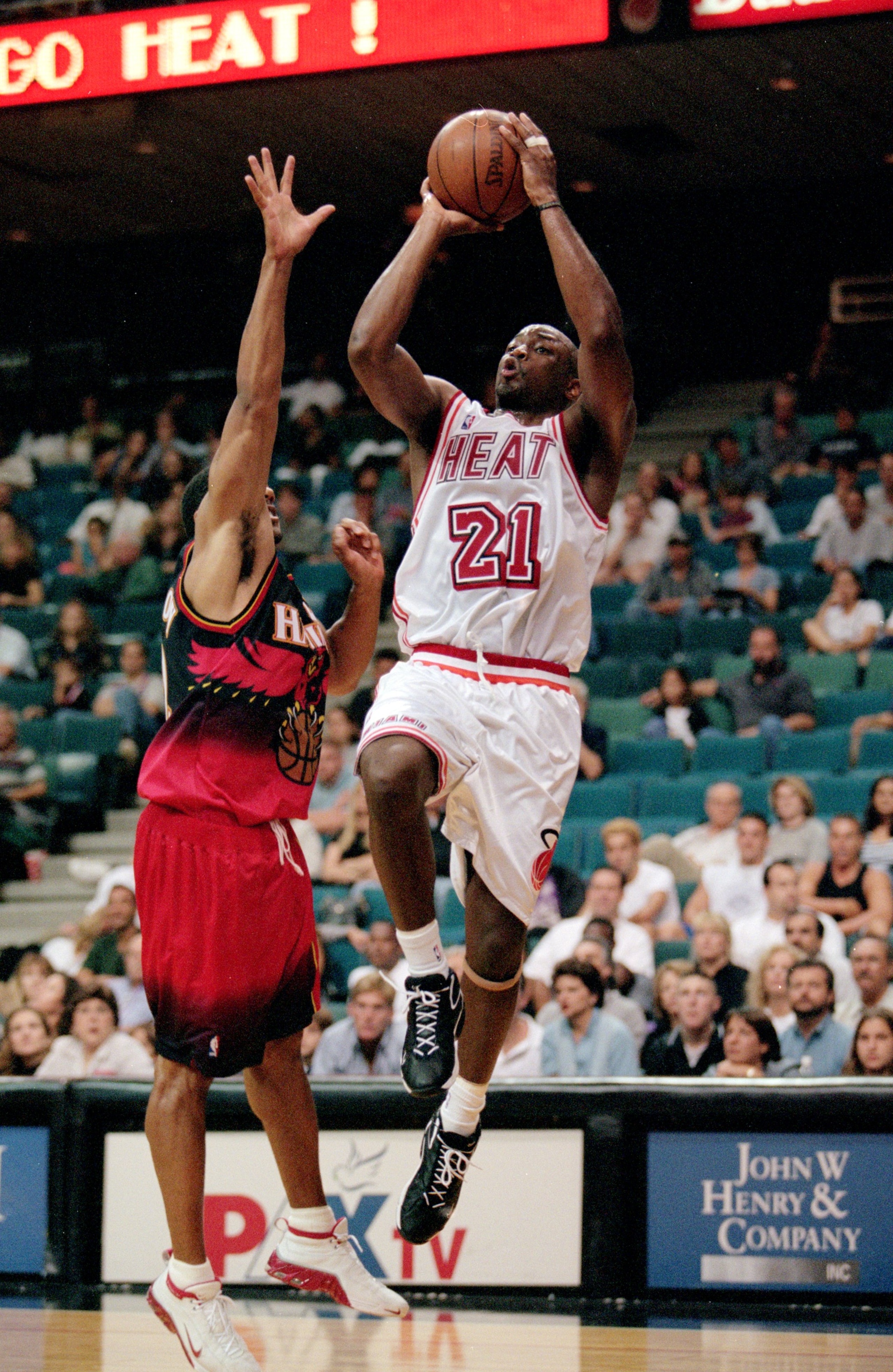 18 Oct 1999: Voshon Lenard #21 of the Miami Heat makes a jump shot as he is covered by Jim Jackson #22 of the Atlanta Hawks at the Miami Arena in Miami, Florida. The Heat defeated the Hawks 116-110.
