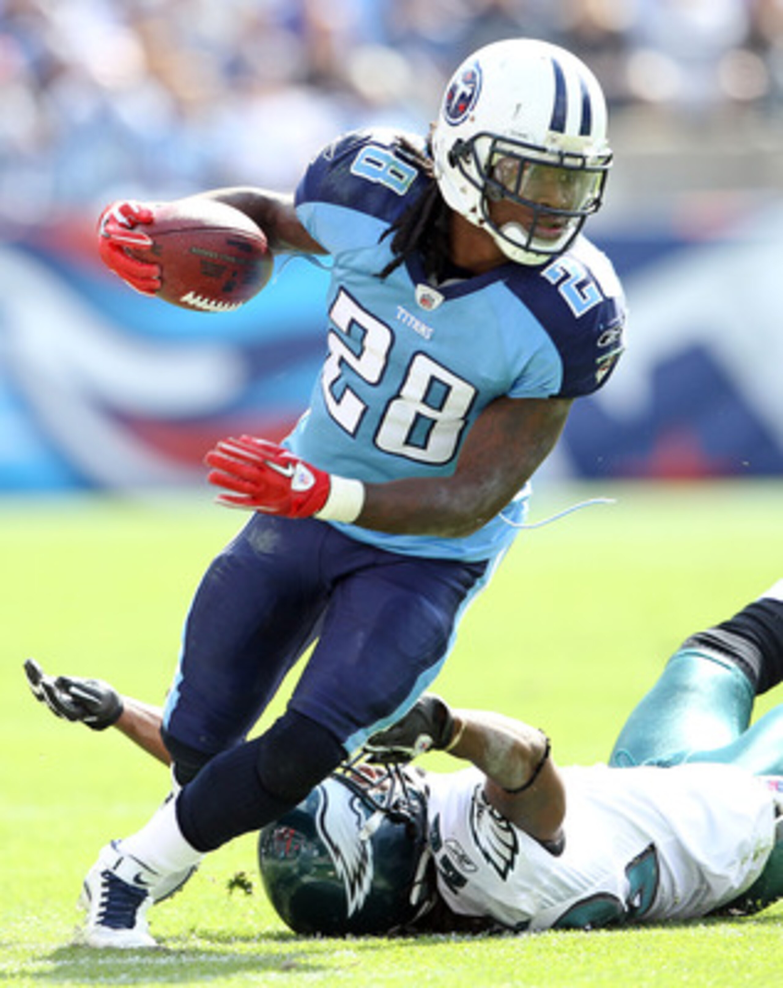 NASHVILLE, TN - OCTOBER 24:  Chris Johnson #28 of the Tennessee Titans runs with the while defended by Asante Samuel #22 of the Philadelphia Eagles at LP Field on October 24, 2010 in Nashville, Tennessee. The Titans won 37-19.  (Photo by Andy Lyons/Getty 