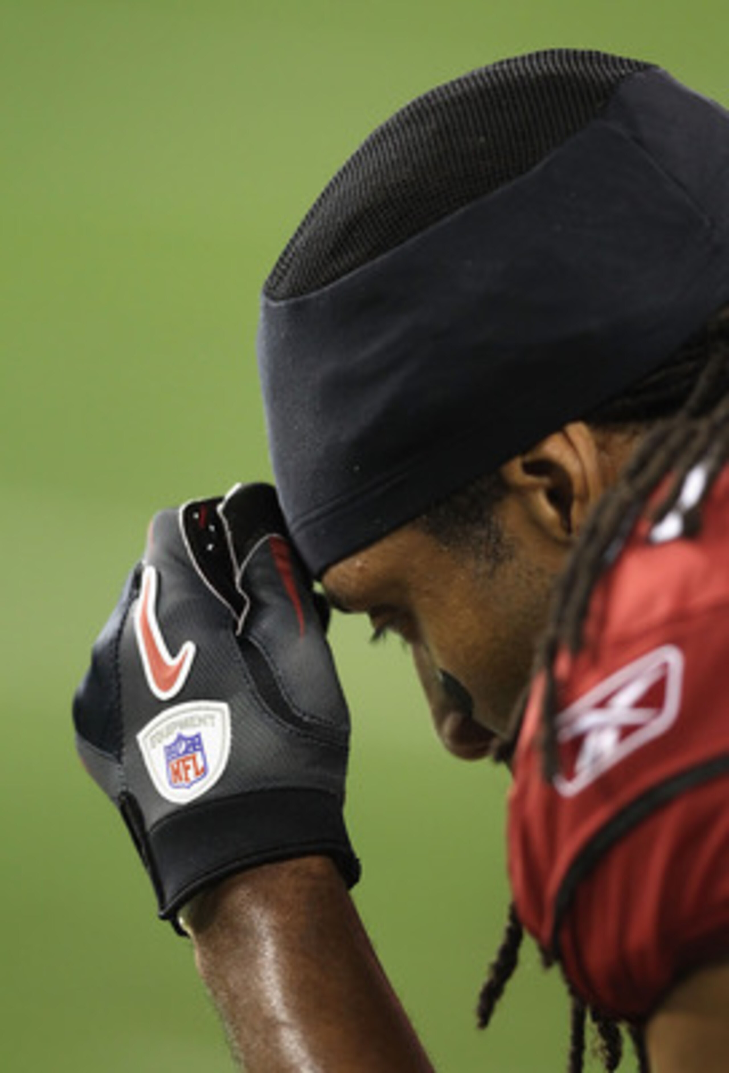 GLENDALE, AZ - DECEMBER 25:  Wide receiver Larry Fitzgerald #11 of the Arizona Cardinals during the NFL game against the Dallas Cowboys at the University of Phoenix Stadium on December 25, 2010 in Glendale, Arizona. The Cardinals defeated the Cowboys 27-2