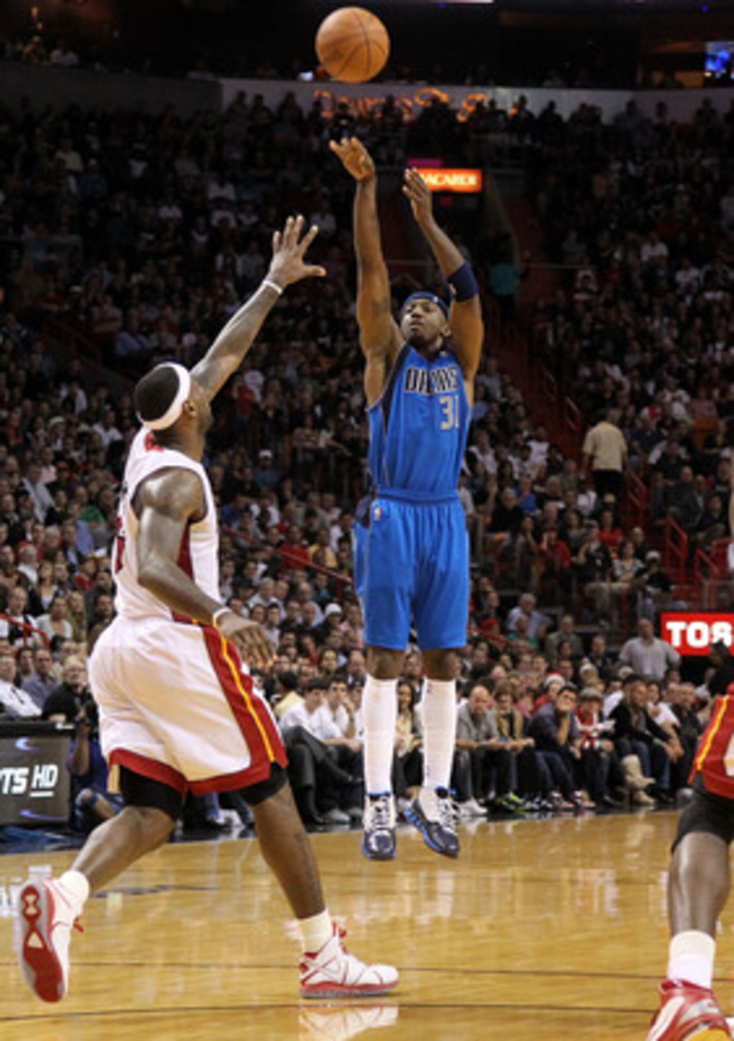 MIAMI, FL - DECEMBER 20: Jason Terry #31 of the Dallas Mavericks shoots over LeBron James #6 of the Miami Heat during a game at American Airlines Arena on December 20, 2010 in Miami, Florida. NOTE TO USER: User expressly acknowledges and agrees that, by MIAMI, FL - DECEMBER 20: Jason Terry #31 of the Dallas Mavericks shoots over LeBron James #6 of the Miami Heat during a game at American Airlines Arena on December 20, 2010 in Miami, Florida. NOTE TO USER: User expressly acknowledges and agrees that, by