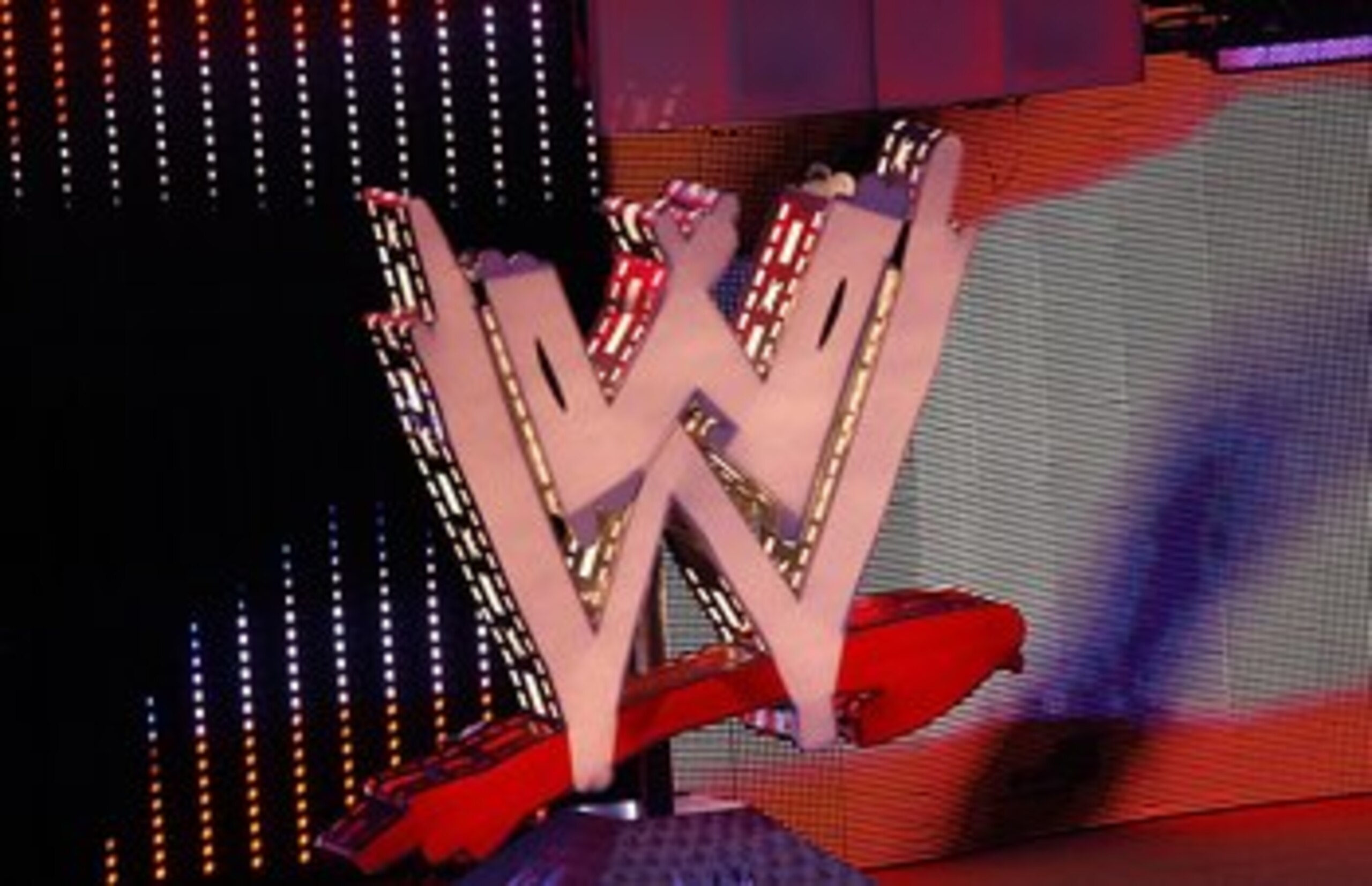 UNCASVILLE, CT - AUGUST 3: Actor Jeremy Piven guest hosts WWE's 'Monday Night Raw' at Mohegan Sun on August 3, 2009 in Uncasville, Connecticut. (Photo by Jim Rogash/Getty Images) UNCASVILLE, CT - AUGUST 3: Actor Jeremy Piven guest hosts WWE's 'Monday Night Raw' at Mohegan Sun on August 3, 2009 in Uncasville, Connecticut. (Photo by Jim Rogash/Getty Images)