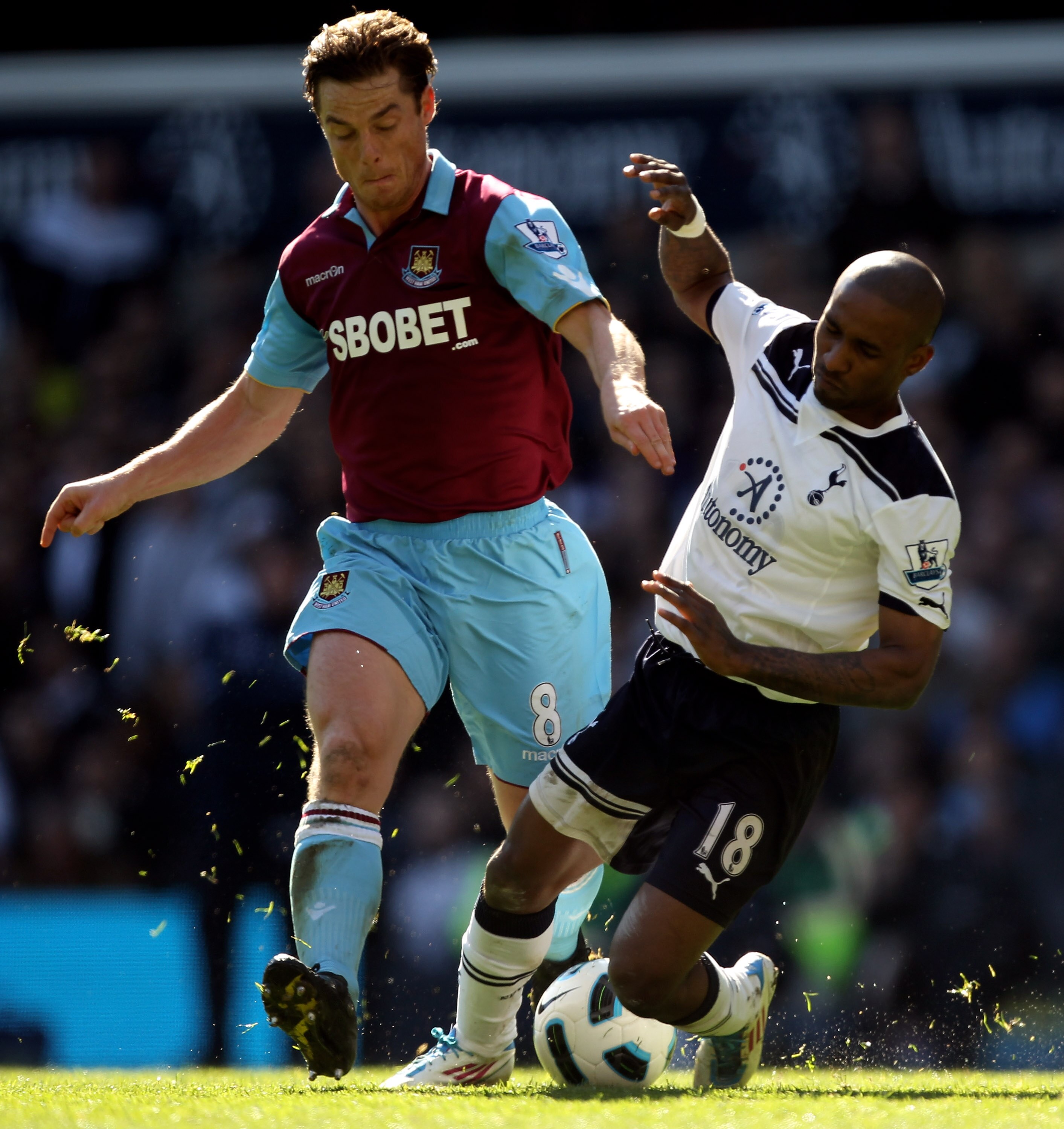 LONDON, ENGLAND - MARCH 19:  Scott Parker (L) of West Ham tangles with Jermain Defoe of Tottenham during the Barclays Premier League match between Tottenham Hotspur and West Ham United at White Hart Lane on March 19, 2011 in London, England.  (Photo by Ia