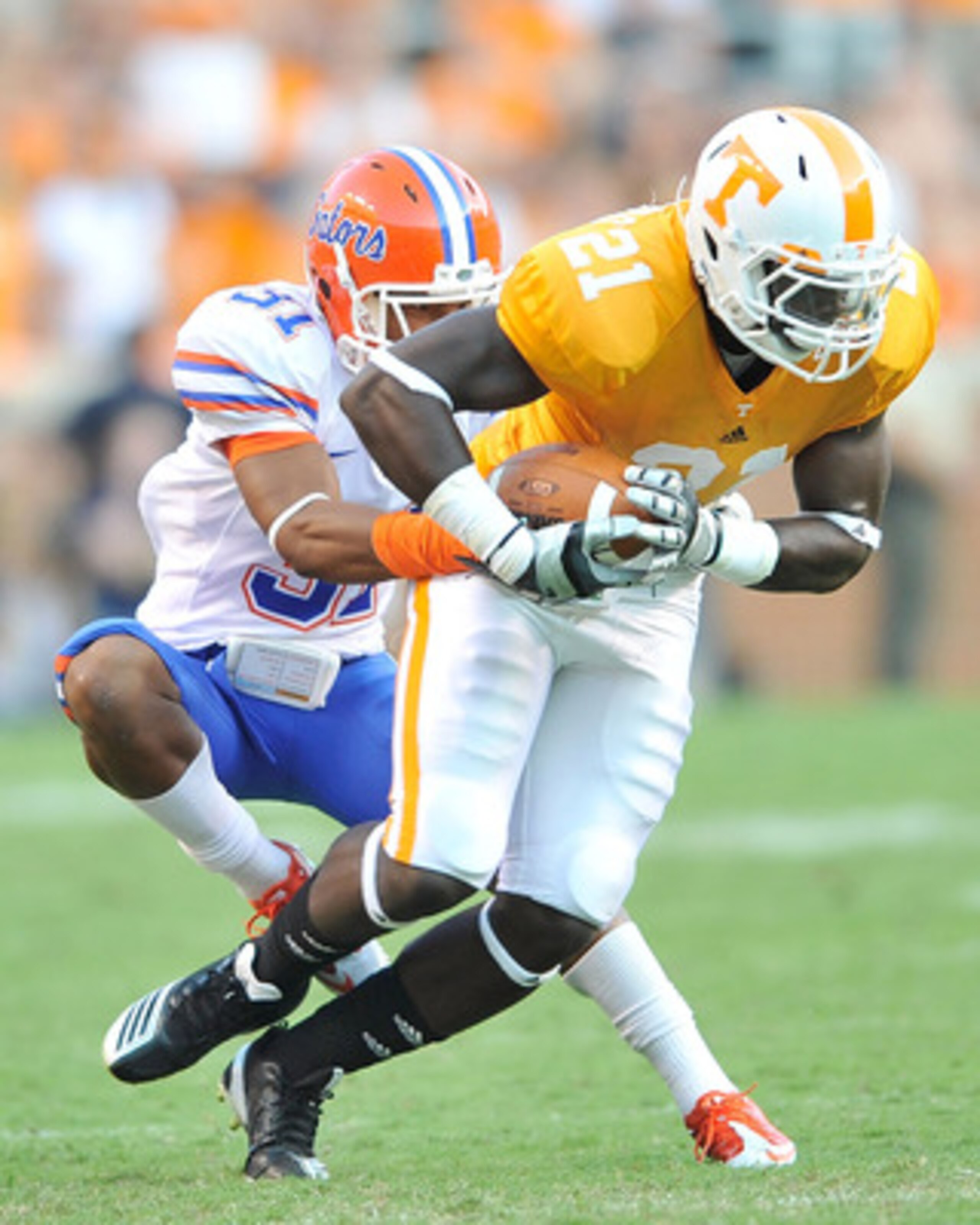 KNOXVILLE, TN - SEPTEMBER 18: Brian Biada #31 of the Florida Gators tackles Da'Rick Rogers #21 of the Tennessee Volunteers at Neyland Stadium on September 18, 2010 in Knoxville, Tennessee. Florida won 31-17. (Photo by Grant Halverson/Getty Images) KNOXVILLE, TN - SEPTEMBER 18: Brian Biada #31 of the Florida Gators tackles Da'Rick Rogers #21 of the Tennessee Volunteers at Neyland Stadium on September 18, 2010 in Knoxville, Tennessee. Florida won 31-17. (Photo by Grant Halverson/Getty Images)