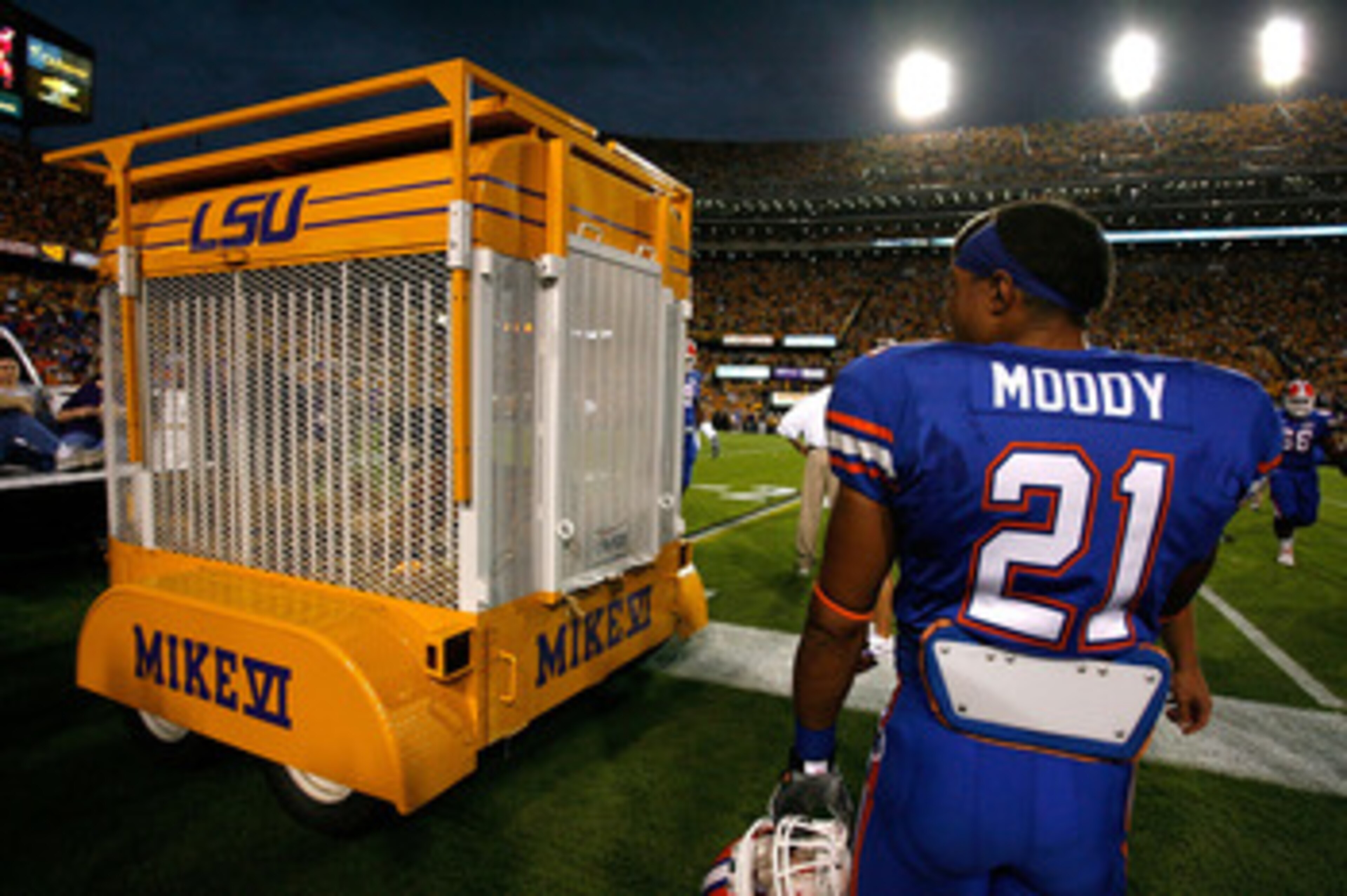 BATON ROUGE, LA - OCTOBER 10:  Emmanuel Moody #21 of the Florida Gators checks out Mike VI, mascot of the Louisiana State University Tigers, during pregame warmups at Tiger Stadium on October 10, 2009 in Baton Rouge, Louisiana.  (Photo by Kevin C. Cox/Get