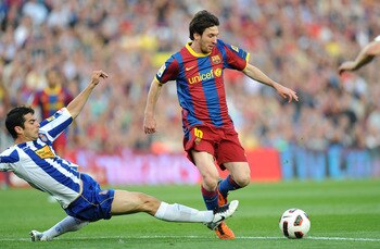 BARCELONA, SPAIN - MAY 08: Leo Messi (R) of Barcelona eludes Raul of Espanyol during the La Liga match between Barcelona and Espanyol at Nou Camp on May 8, 2011 in Barcelona, Spain.  (Photo by Denis Doyle/Getty Images)