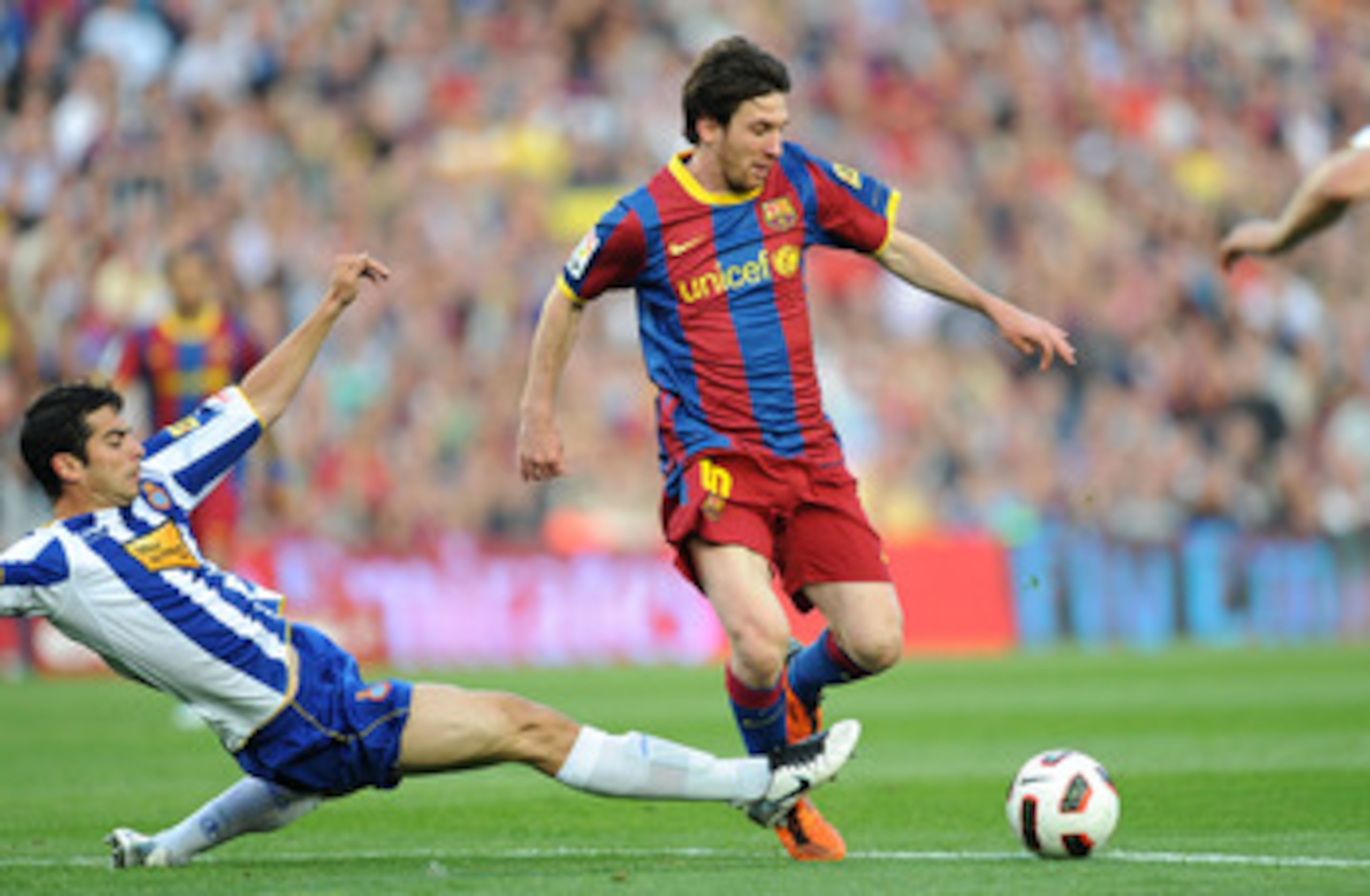 BARCELONA, SPAIN - MAY 08: Leo Messi (R) of Barcelona eludes Raul of Espanyol during the La Liga match between Barcelona and Espanyol at Nou Camp on May 8, 2011 in Barcelona, Spain.  (Photo by Denis Doyle/Getty Images)
