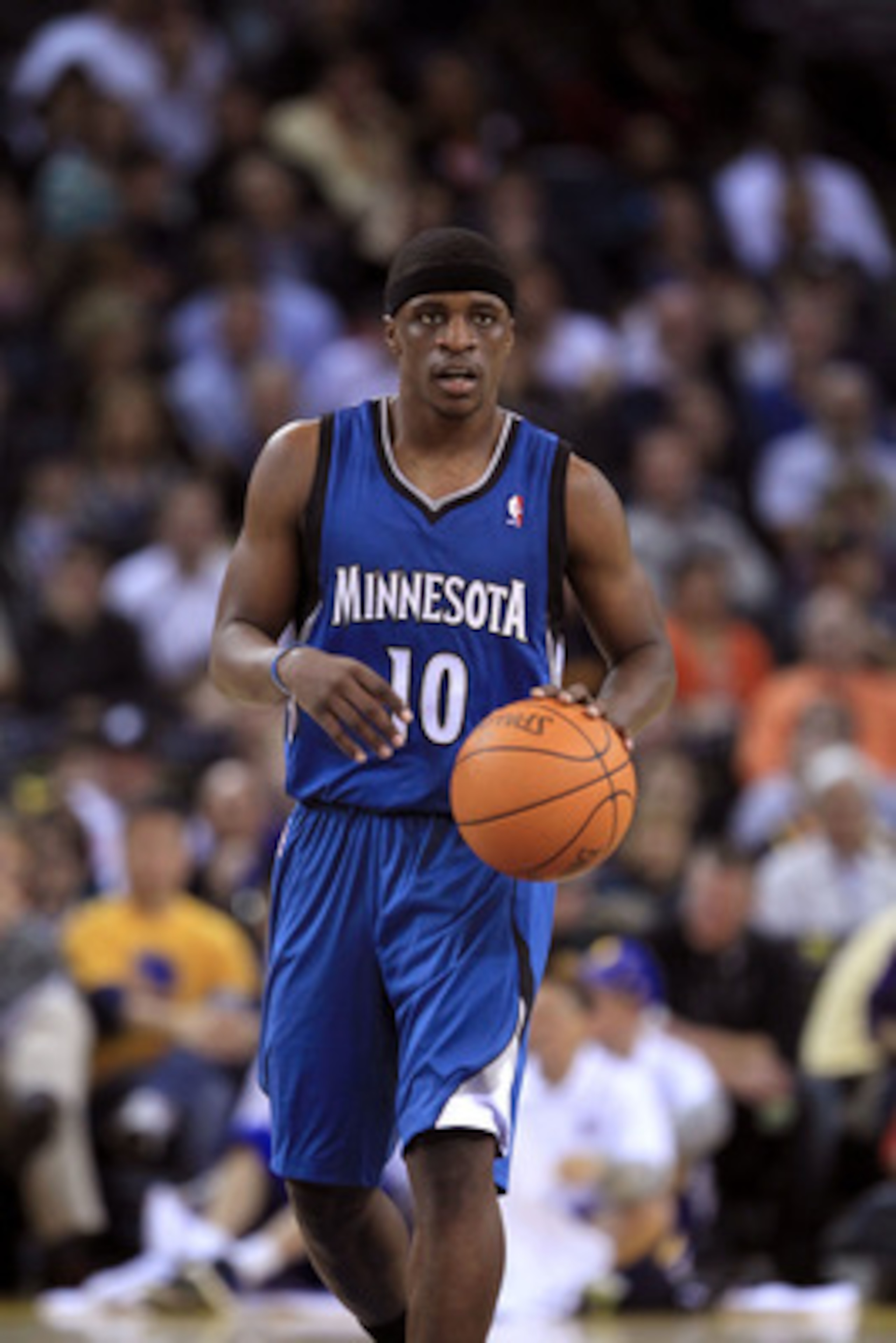 OAKLAND, CA - DECEMBER 14: Jonny Flynn #10 of the Minnesota Timberwolves in action against the Golden State Warriors at Oracle Arena on December 14, 2010 in Oakland, California. NOTE TO USER: User expressly acknowledges and agrees that, by downloading a OAKLAND, CA - DECEMBER 14: Jonny Flynn #10 of the Minnesota Timberwolves in action against the Golden State Warriors at Oracle Arena on December 14, 2010 in Oakland, California. NOTE TO USER: User expressly acknowledges and agrees that, by downloading a