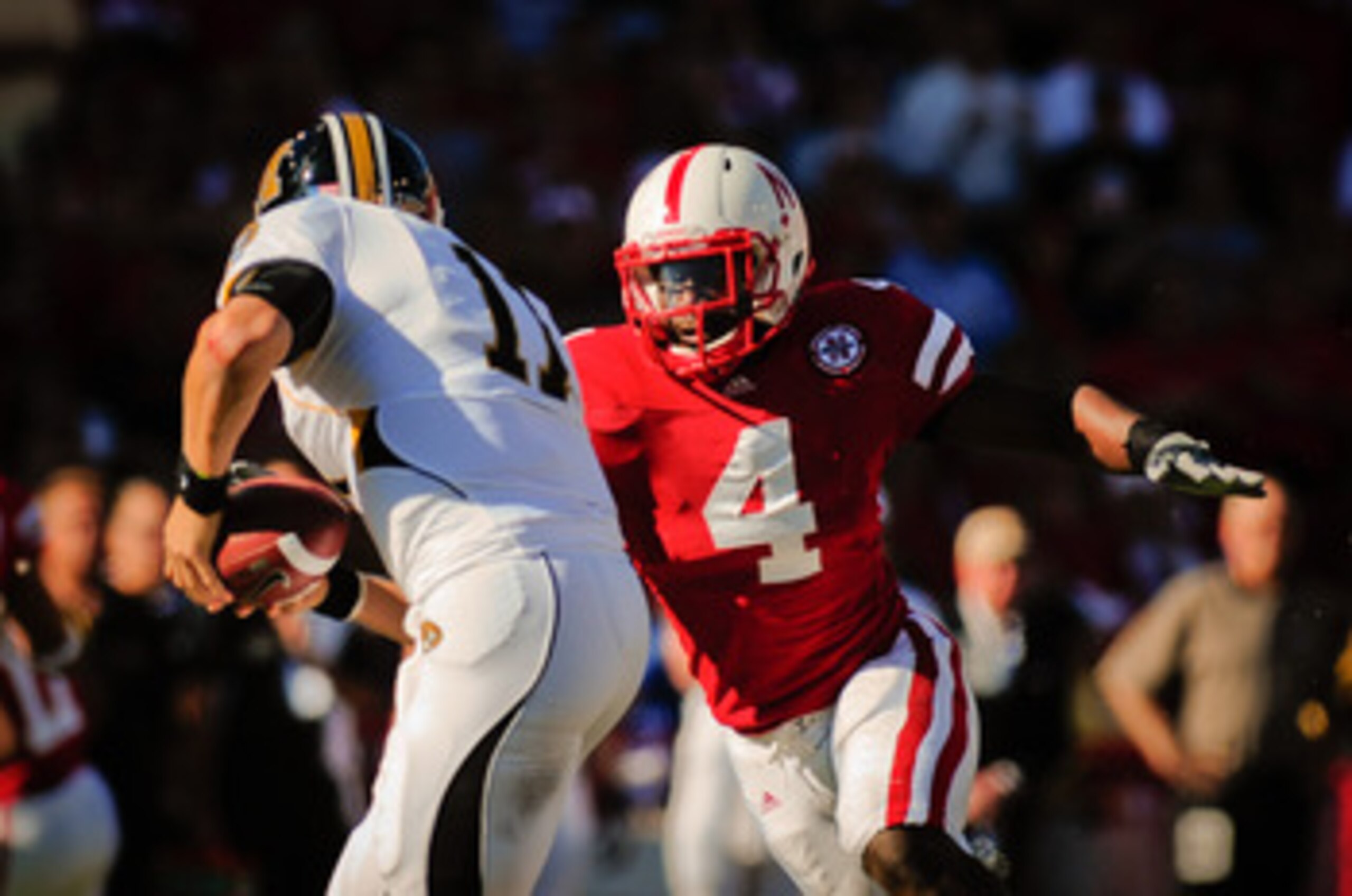 LINCOLN, NE - OCTOBER 30: Linebacker Lavonte David #4 tof the Nebraska Cornhuskers takes aim at quarterback Blaine Gabbert #11 of the Missouri Tigers during first half action of their game at Memorial Stadium on October 30, 2010 in Lincoln, Nebraska. Nebr LINCOLN, NE - OCTOBER 30: Linebacker Lavonte David #4 tof the Nebraska Cornhuskers takes aim at quarterback Blaine Gabbert #11 of the Missouri Tigers during first half action of their game at Memorial Stadium on October 30, 2010 in Lincoln, Nebraska. Nebr