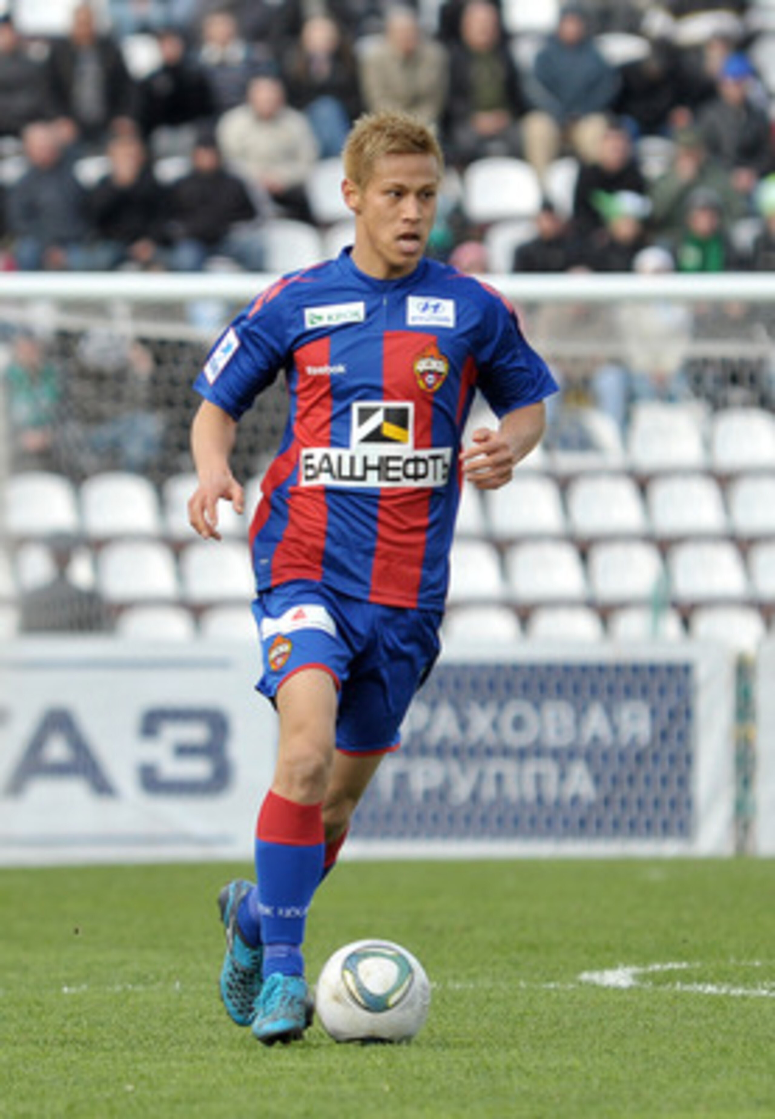 TOMSK, RUSSIA - APRIL 24: (EMBARGOED FOR PUBLICATION IN ALL JAPANESE MEDIA UNTIL 48 HOURS AFTER CREATE DATE AND TIME) Keisuke Honda of PFC CSKA Moscow in action during the Russian Football League Championship match between FC Tom Tomsk and PFC CSKA Moscow